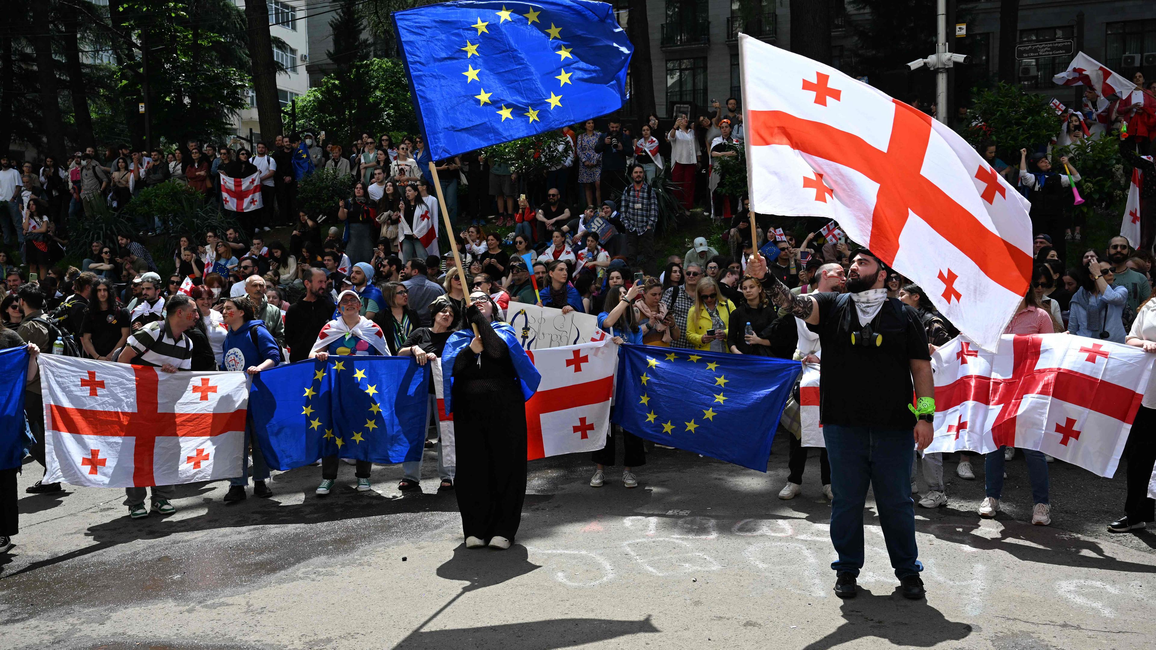 Demonstranten vor dem Parlamentsgebäude im Zentrum von Tiflis, die gegen das Gesetz zur „ausländischen Einflussnahme“ protestieren.