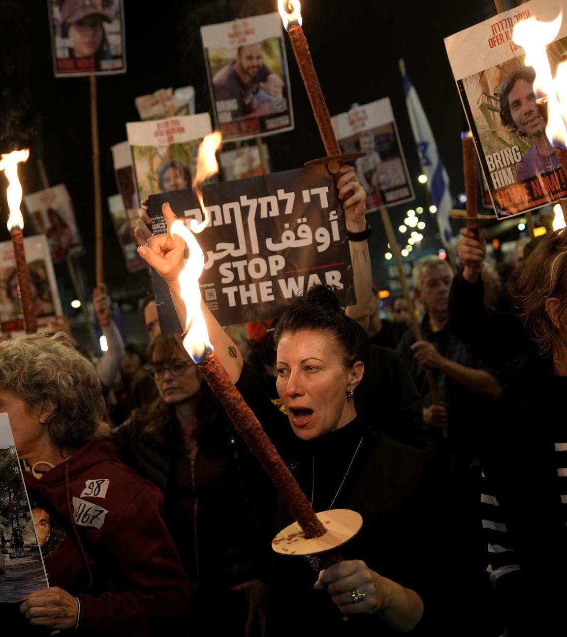 Verwandte und Freunde von Menschen, die von der Hamas getötet, entführt und nach Gaza gebracht wurden, reagieren auf die Ankündigung des Waffenstillstands, auf einer Demonstration in Tel Aviv.