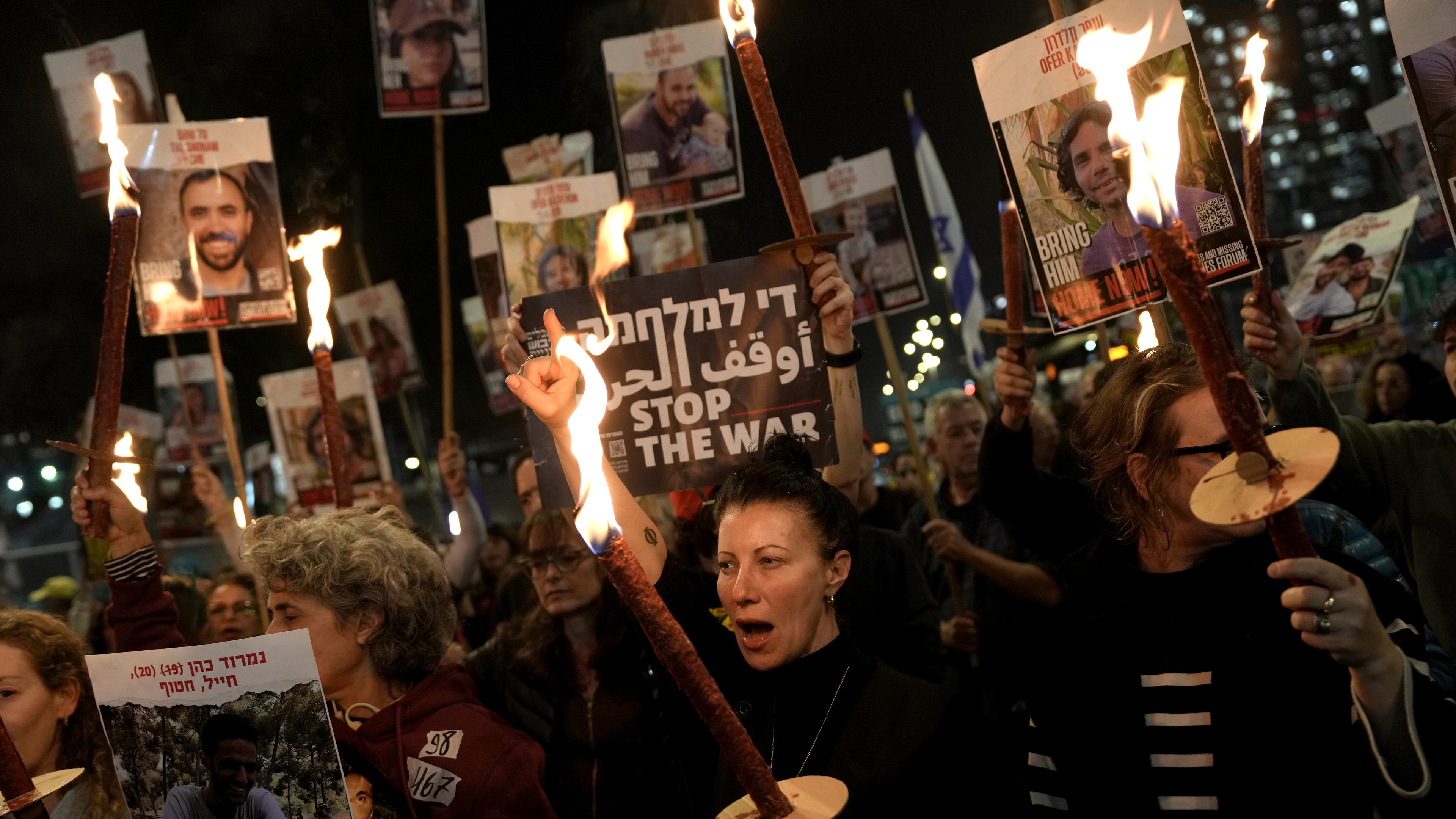 Verwandte und Freunde von Menschen, die von der Hamas getötet, entführt und nach Gaza gebracht wurden, reagieren auf die Ankündigung des Waffenstillstands, auf einer Demonstration in Tel Aviv.