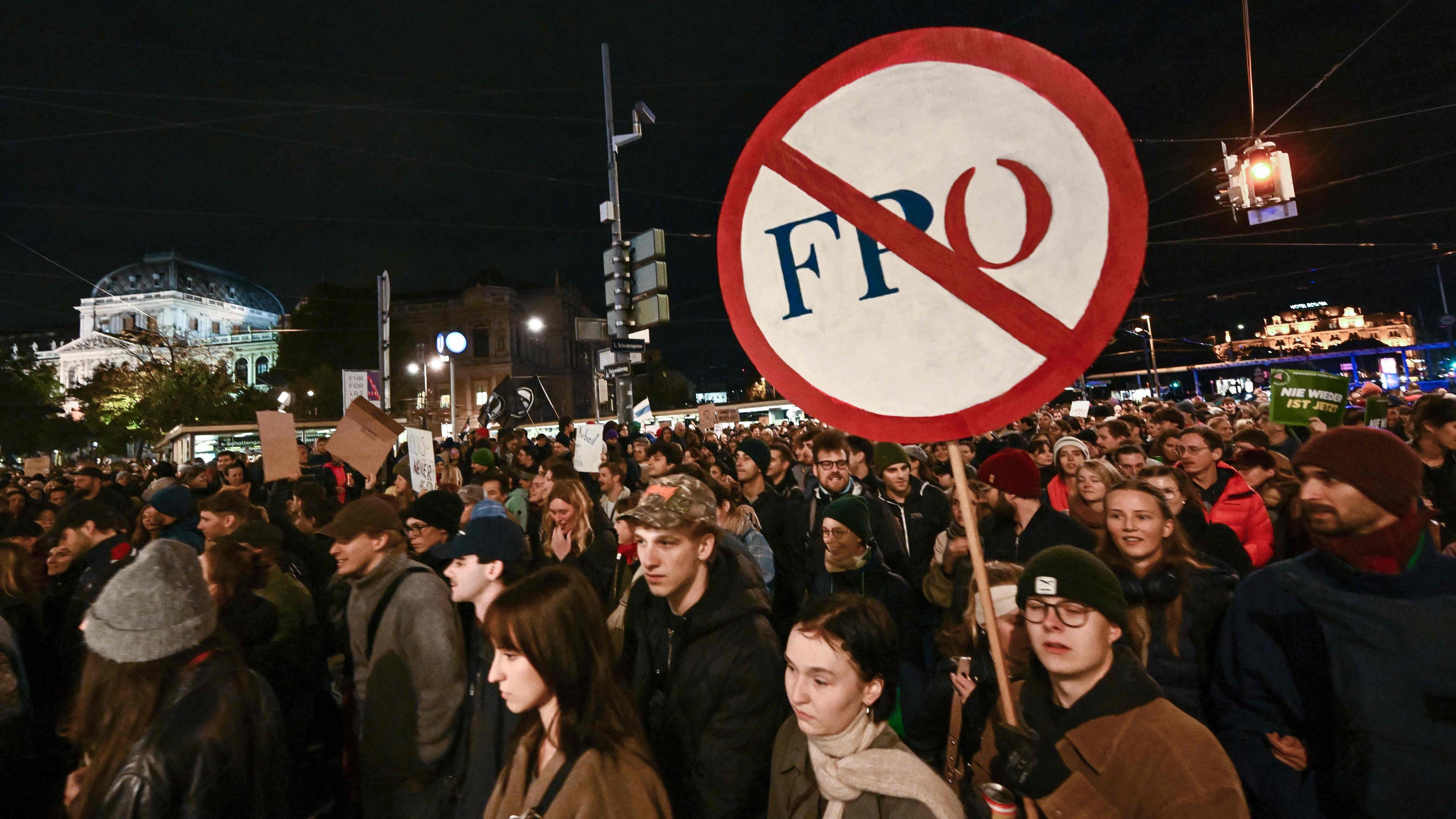 Tausende Menschen demonstrieren in Wien gegen die FPÖ.