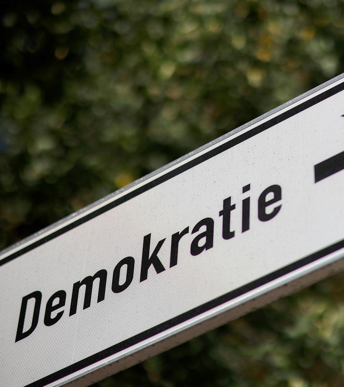 Sachsen, Leipzig: Ein Schild mit der Aufschrift "Demokratie" weist den Weg zum "Haus der Demokratie", einer Begegnungs- und Arbeitsstätte für politische, gesellschaftliche und kulturelle Arbeit.