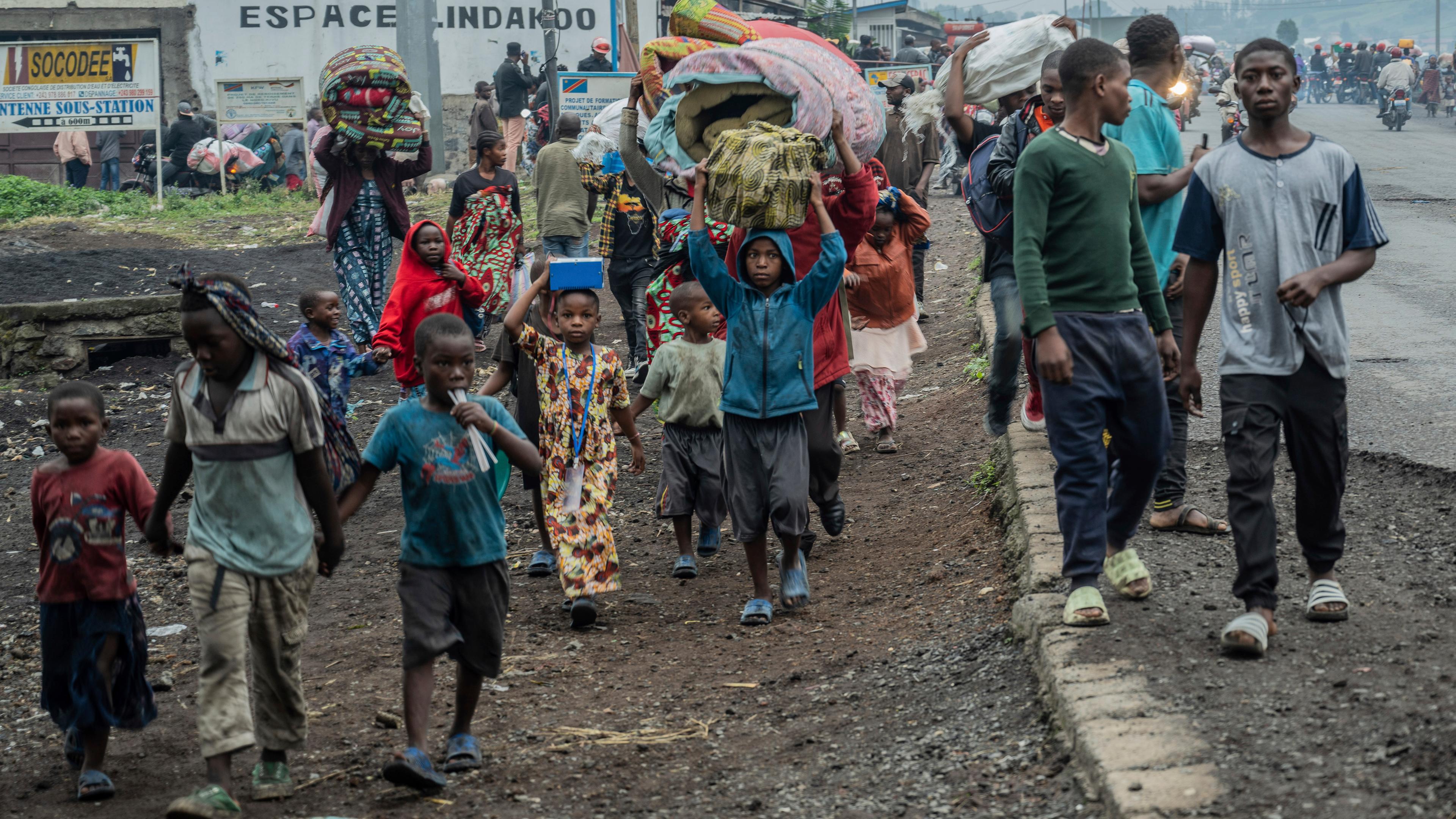 Menschen, die durch die Kämpfe mit M23-Rebellen vertrieben wurden, machen sich auf den Weg ins Zentrum von Goma, Demokratische Republik Kongo