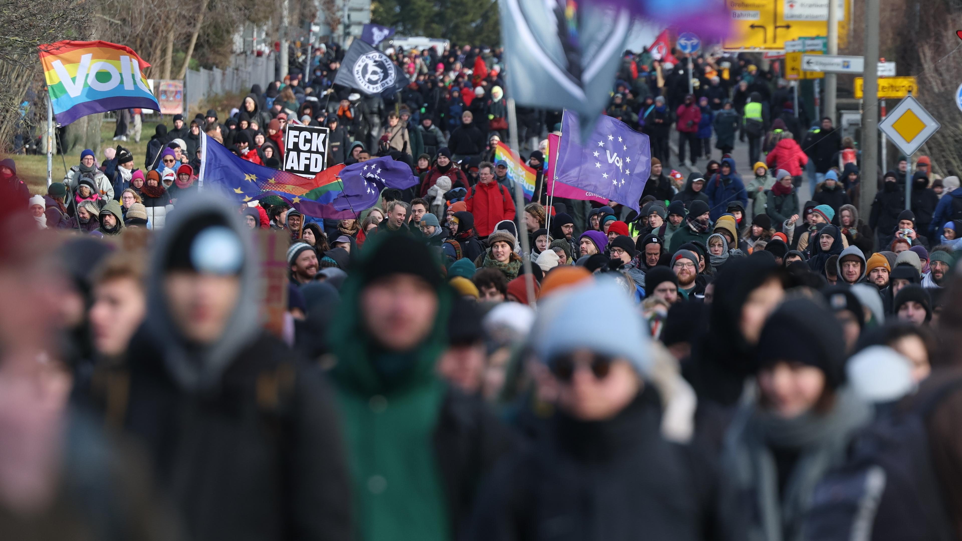 Demonstranten in Riesa versuchen den AFD-Parteitag zu blockieren.