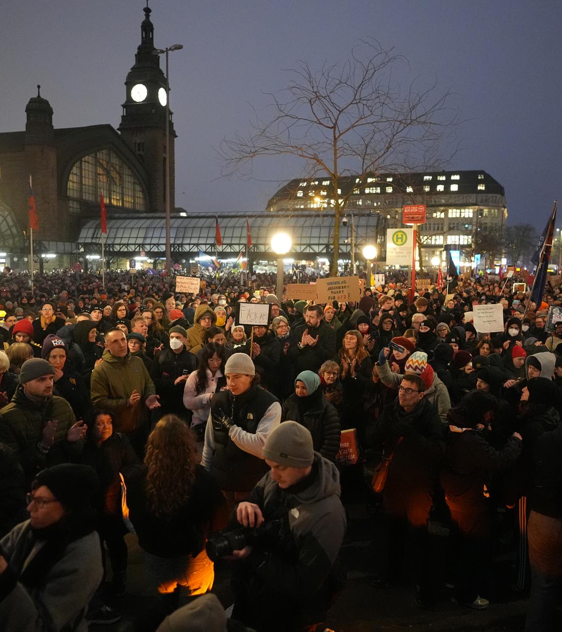 Teilnehmer der Demonstration «Alle gemeinsam gegen die AfD» des Hamburger Bündnisses gegen Rechts halten Plakate hoch.