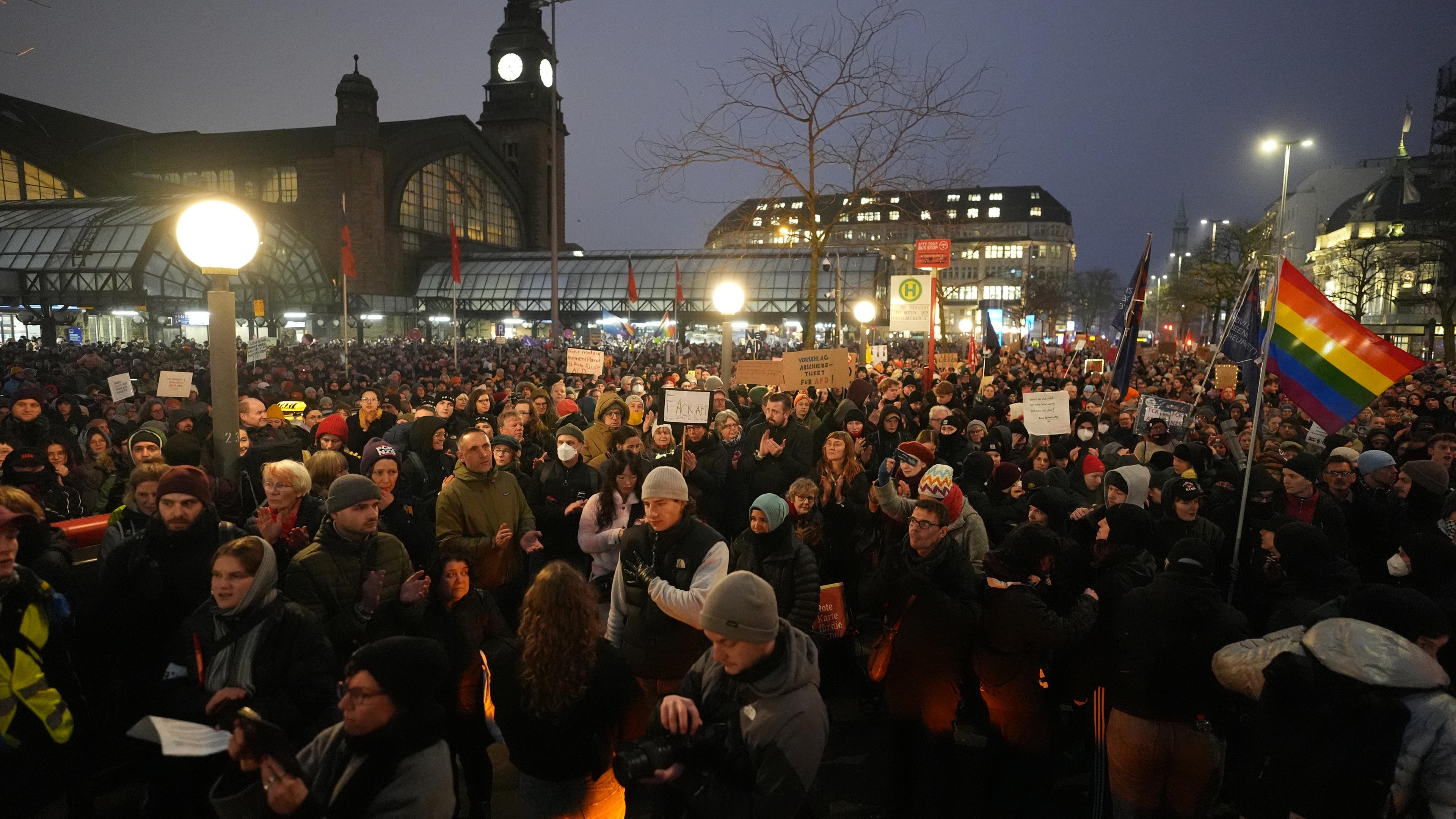 Teilnehmer der Demonstration «Alle gemeinsam gegen die AfD» des Hamburger Bündnisses gegen Rechts halten Plakate hoch.