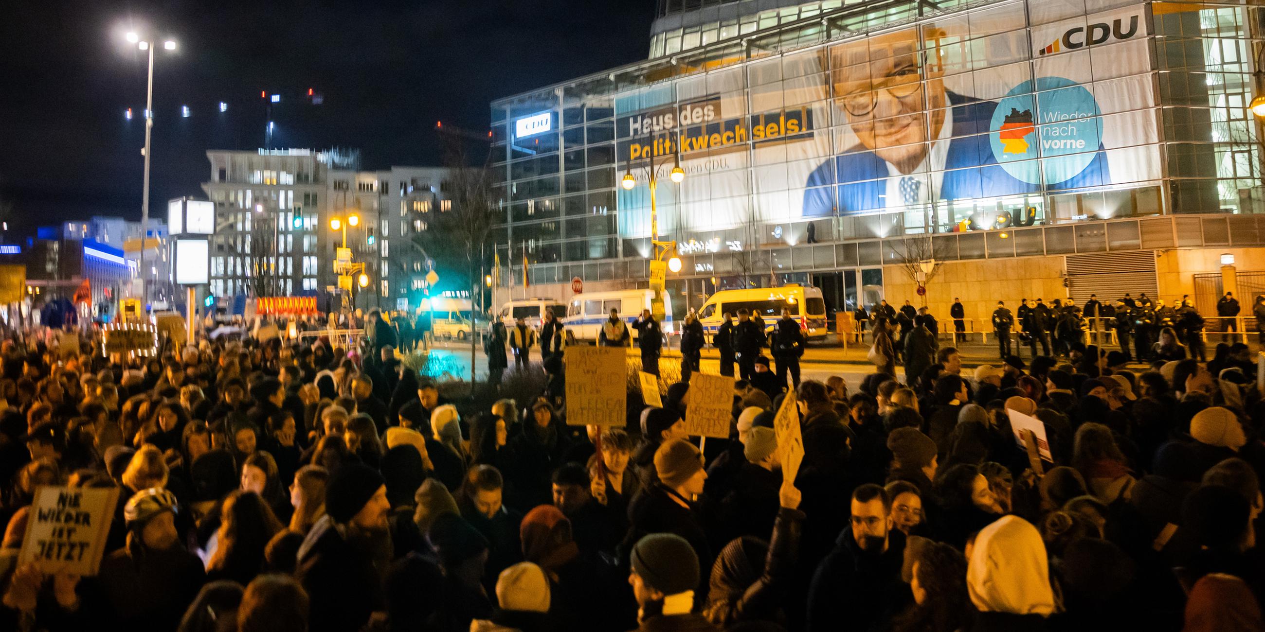 Zahlreiche Menschen nehmen an einer Demonstration zur Migrationspolitik vor der CDU-Zentrale teil.