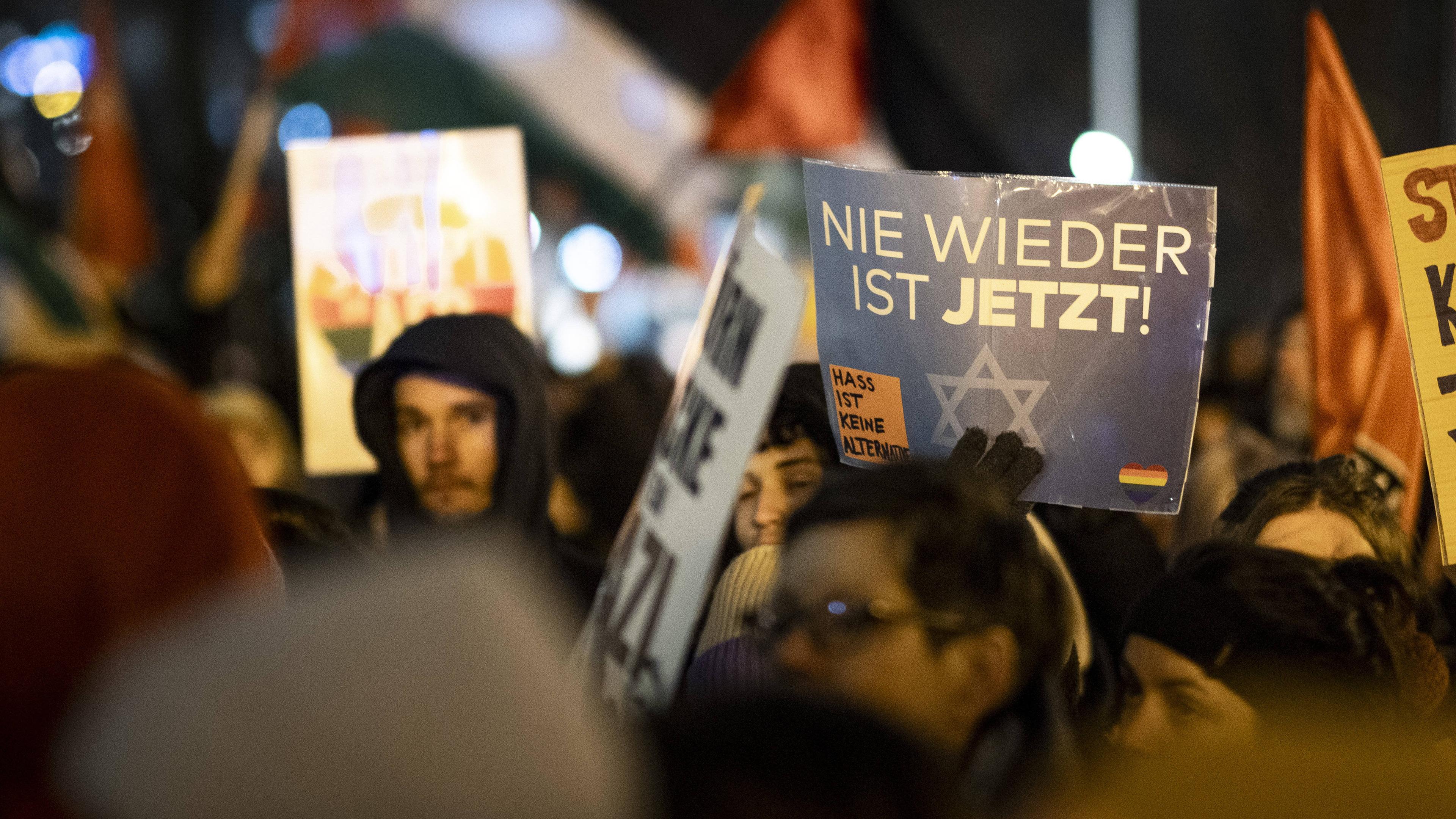 Demo Gegen Rechts Wegen Massenandrang Abgebrochen - ZDFheute