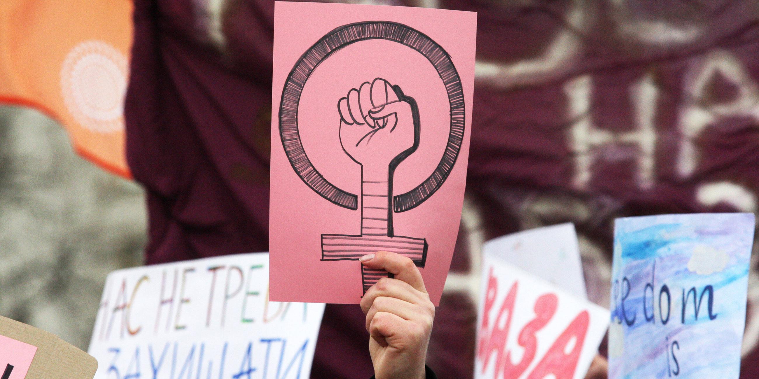 Symbolbild: Plakate bei Demonstration für Frauenrechte am Internationalen Frauentag in Kiew