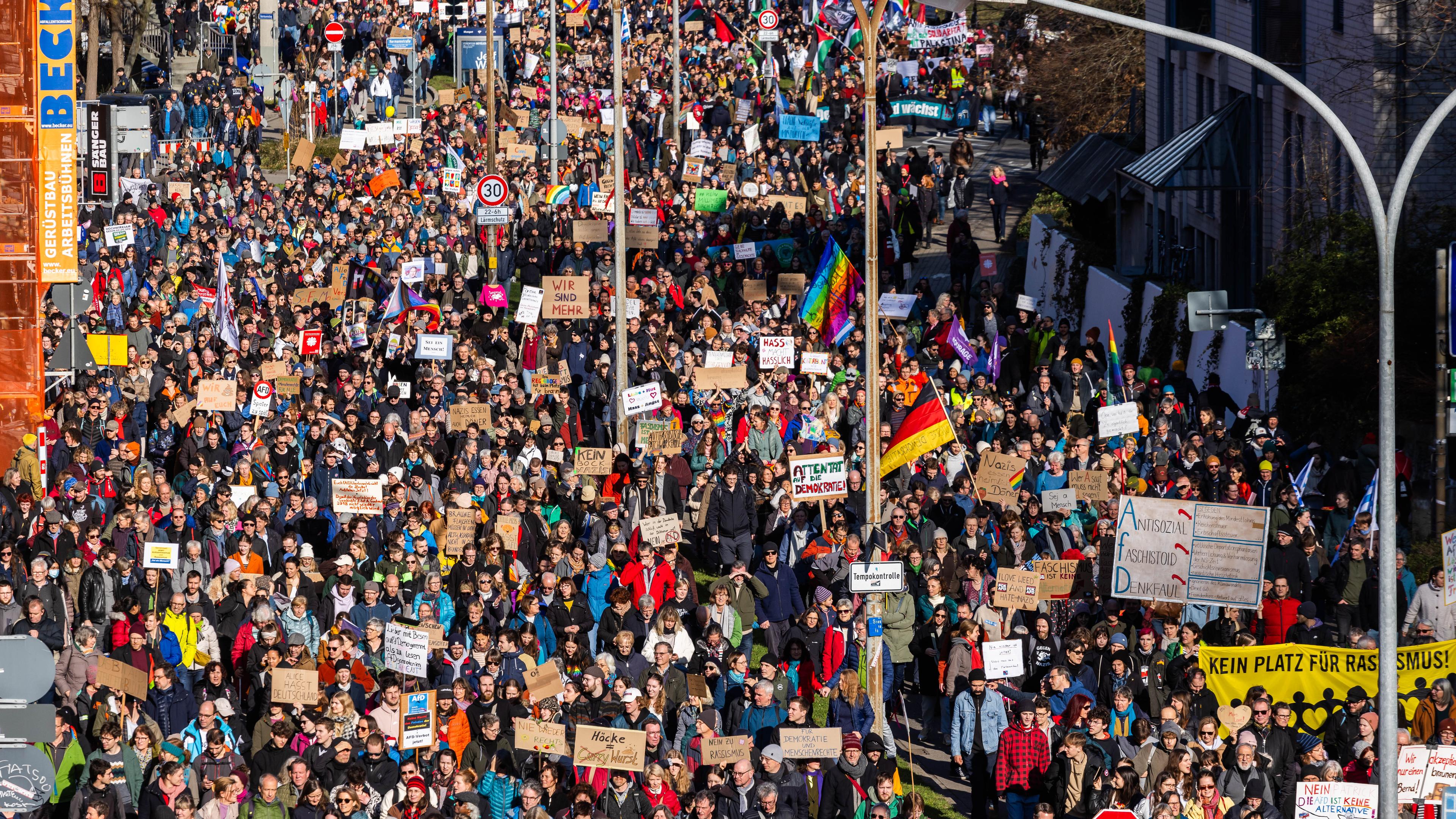 Berlin: Mehr Als 150.000 Bei Demo Gegen Rechtsextremismus - ZDFheute