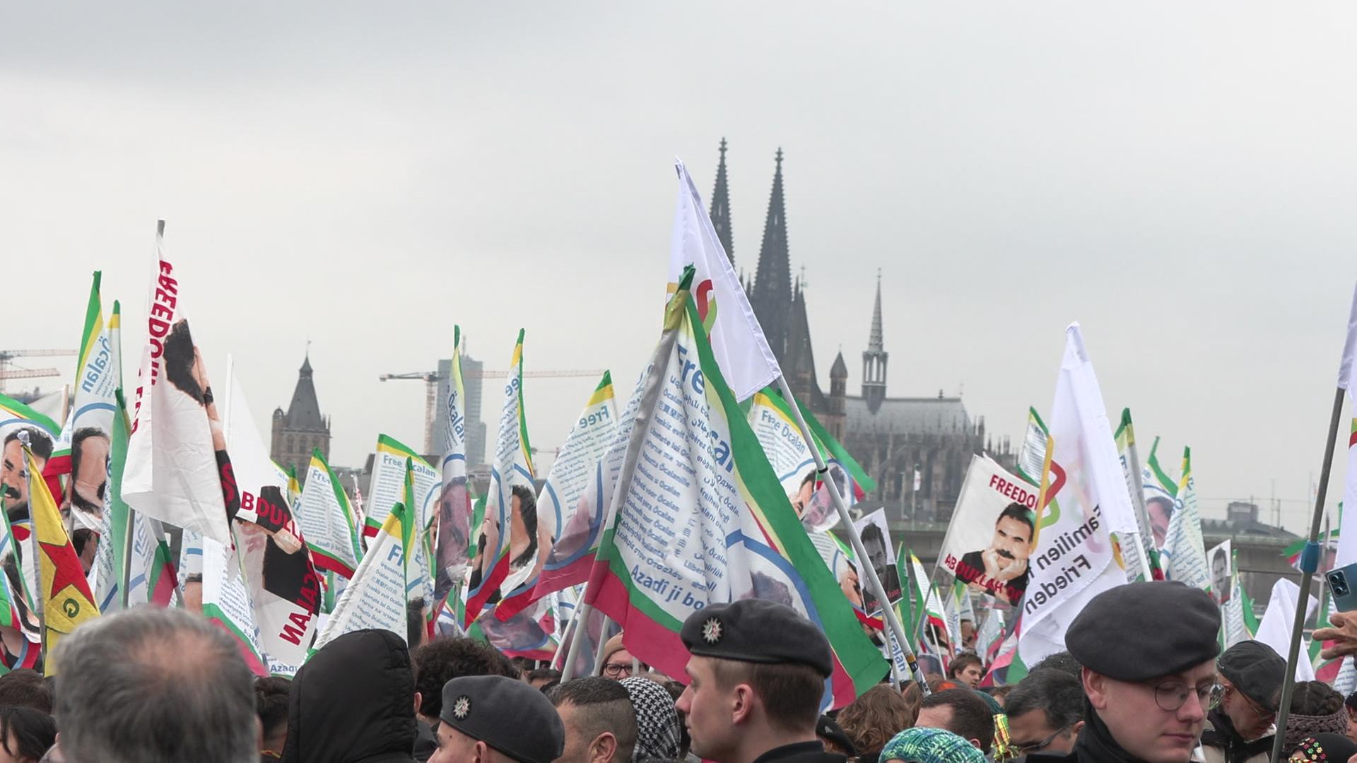 Demonstrierende nehmen an einer Demonstration unter dem Motto "Freiheit für Öcalan" teil am 17.02.2024 in Köln.