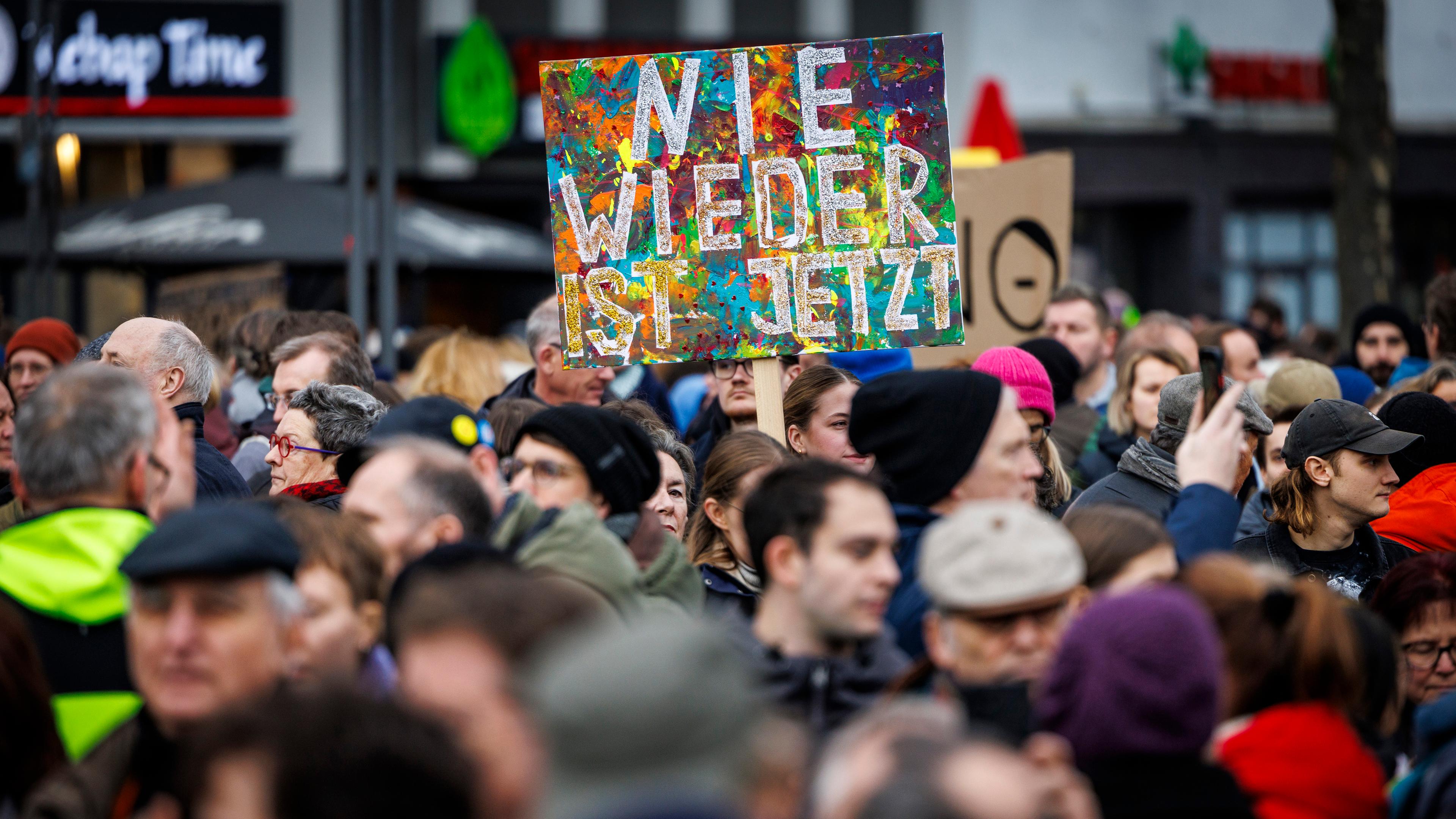 Demonstration "#5vor 12 - Laut für die Demokratie"