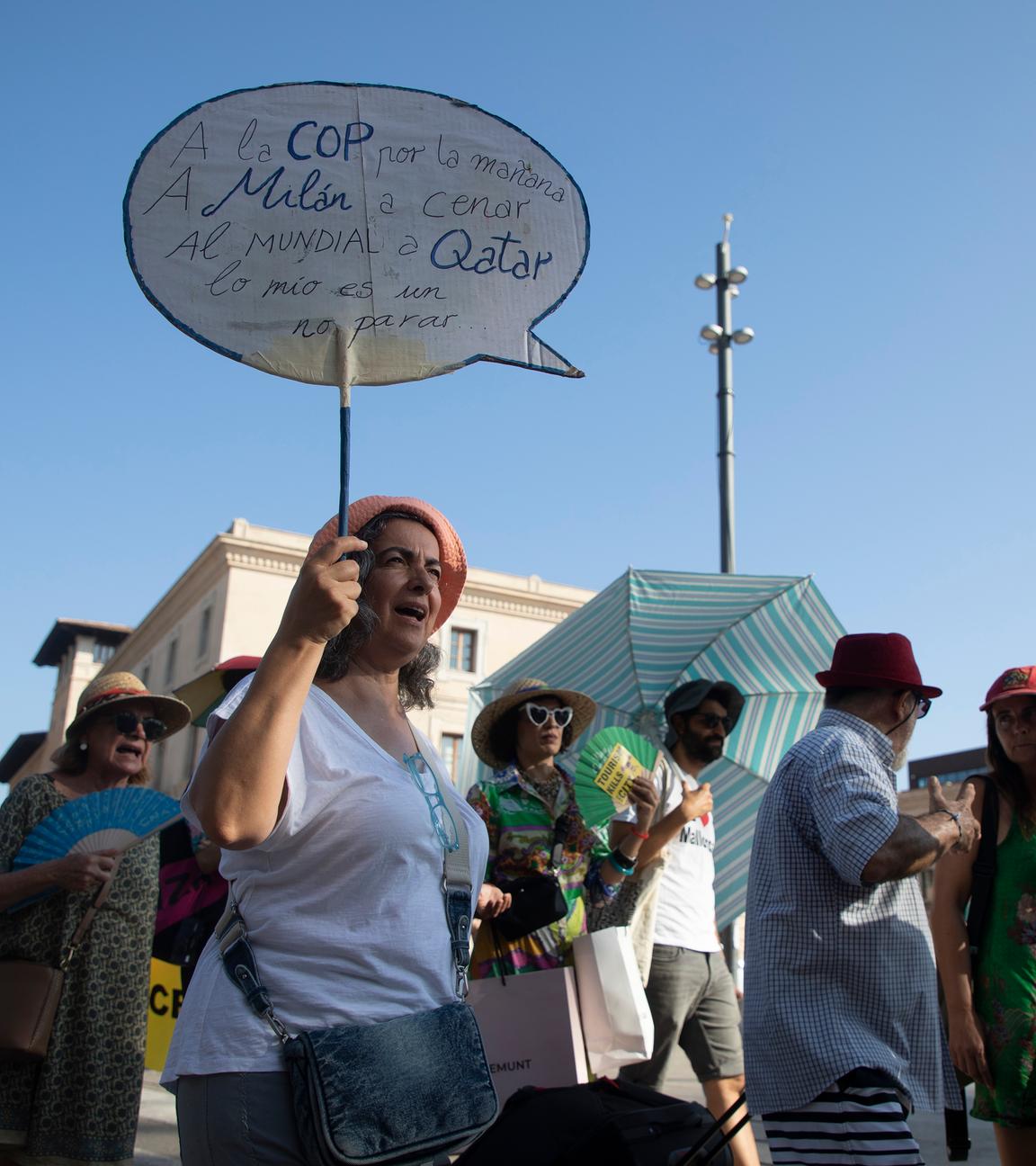 Demonstranten nehmen an einem Protest gegen den Massentourismus auf Mallorca teil am 12.07.2024.