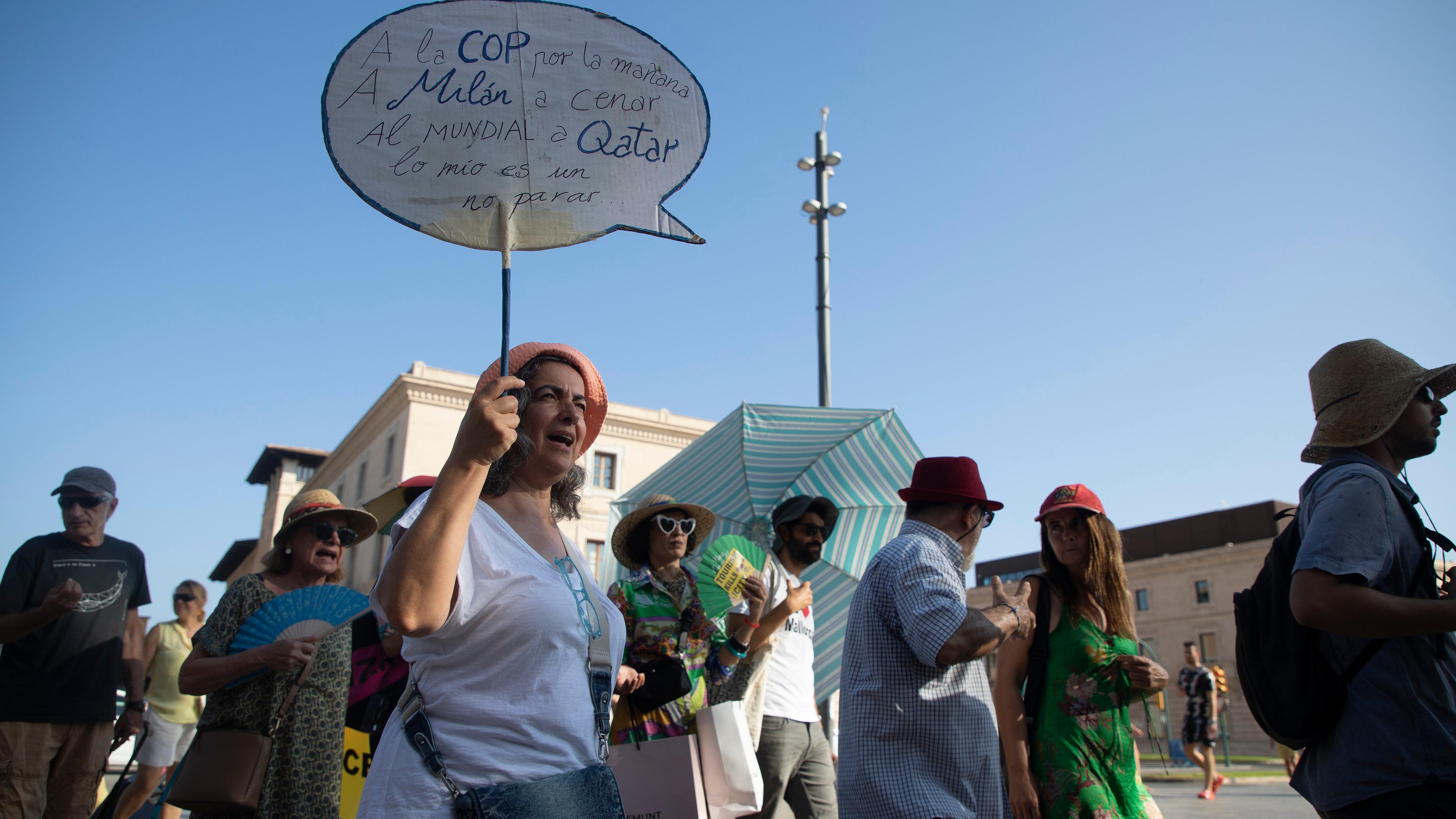 Demonstranten nehmen an einem Protest gegen den Massentourismus auf Mallorca teil am 12.07.2024.