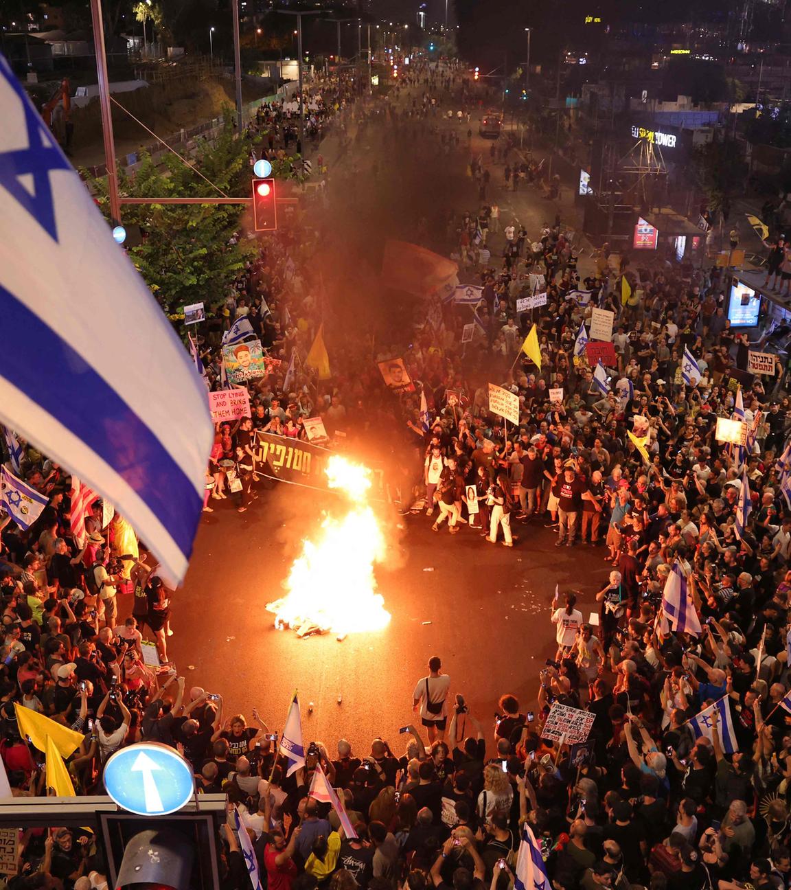 Demonstranten haben vor dem Verteidigungsministerium in Tel Aviv ein Feuer entzündet.