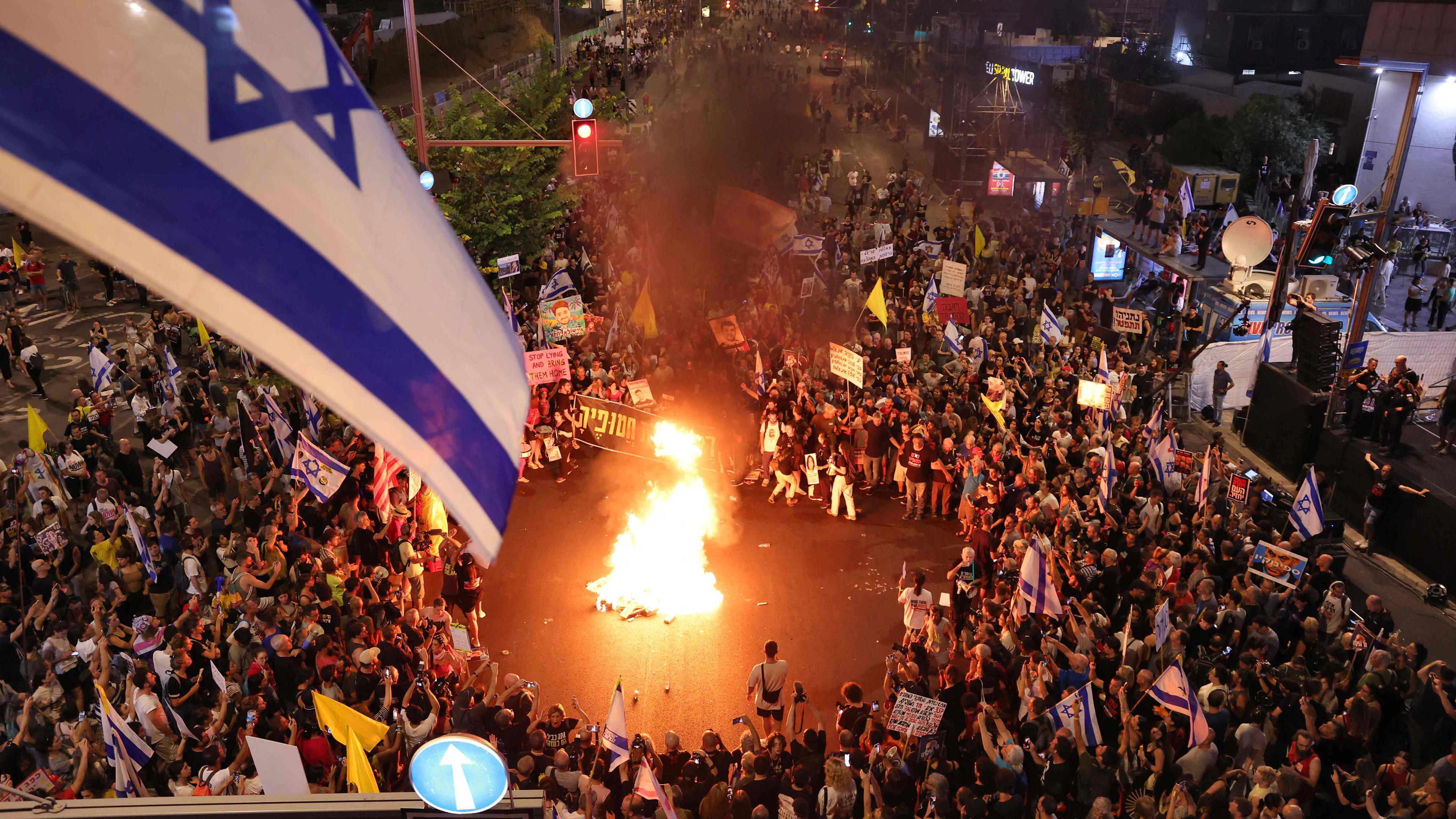 Demonstranten haben vor dem Verteidigungsministerium in Tel Aviv ein Feuer entzündet.