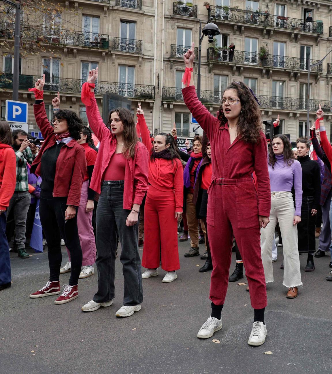 Demonstrantinnen in roter Kleidung performen eine Choreographie in Paris als Teil einer Demonstration gegen Gewalt gegen Frauen.