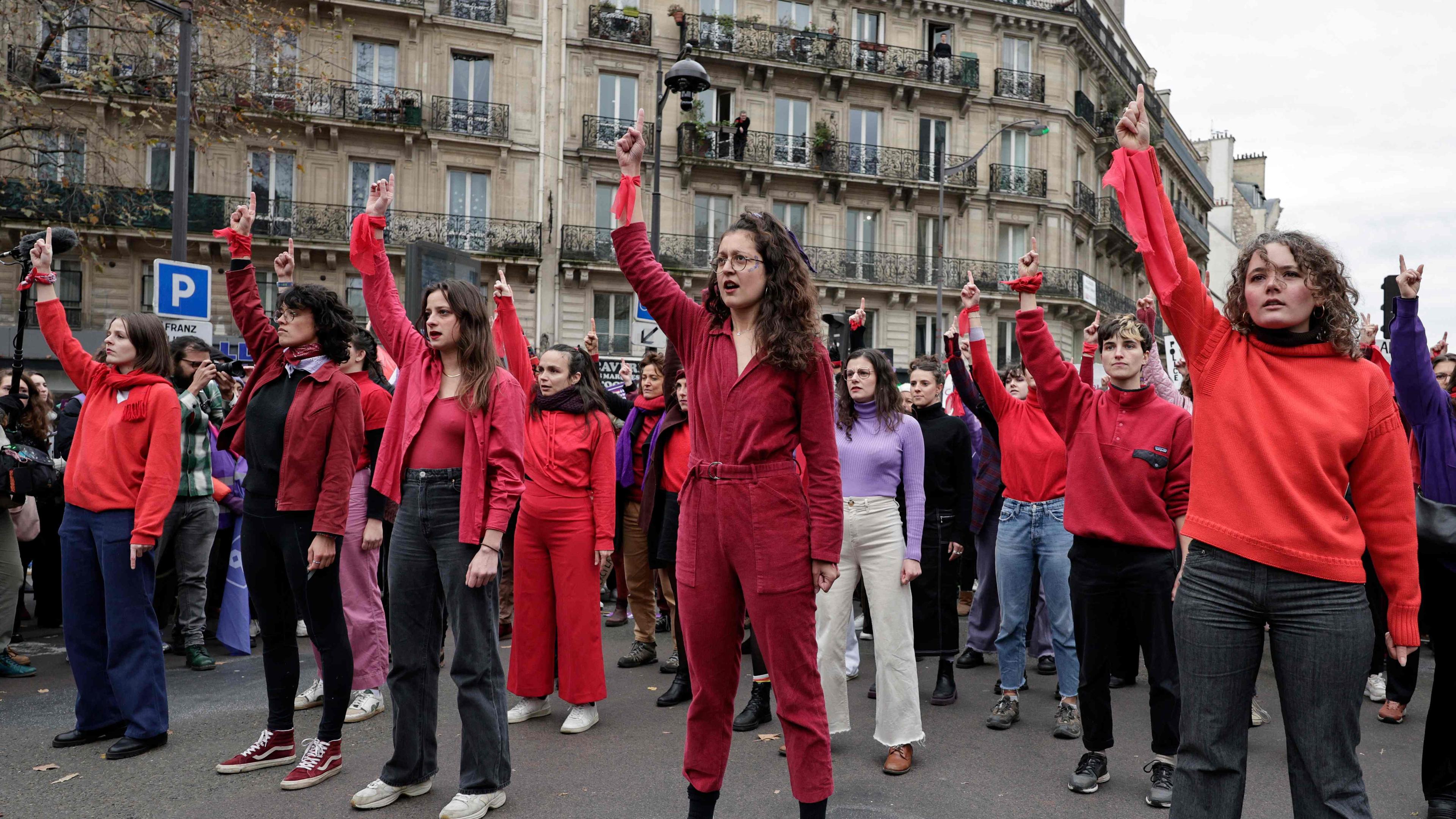 Demonstrantinnen in roter Kleidung performen eine Choreographie in Paris als Teil einer Demonstration gegen Gewalt gegen Frauen.