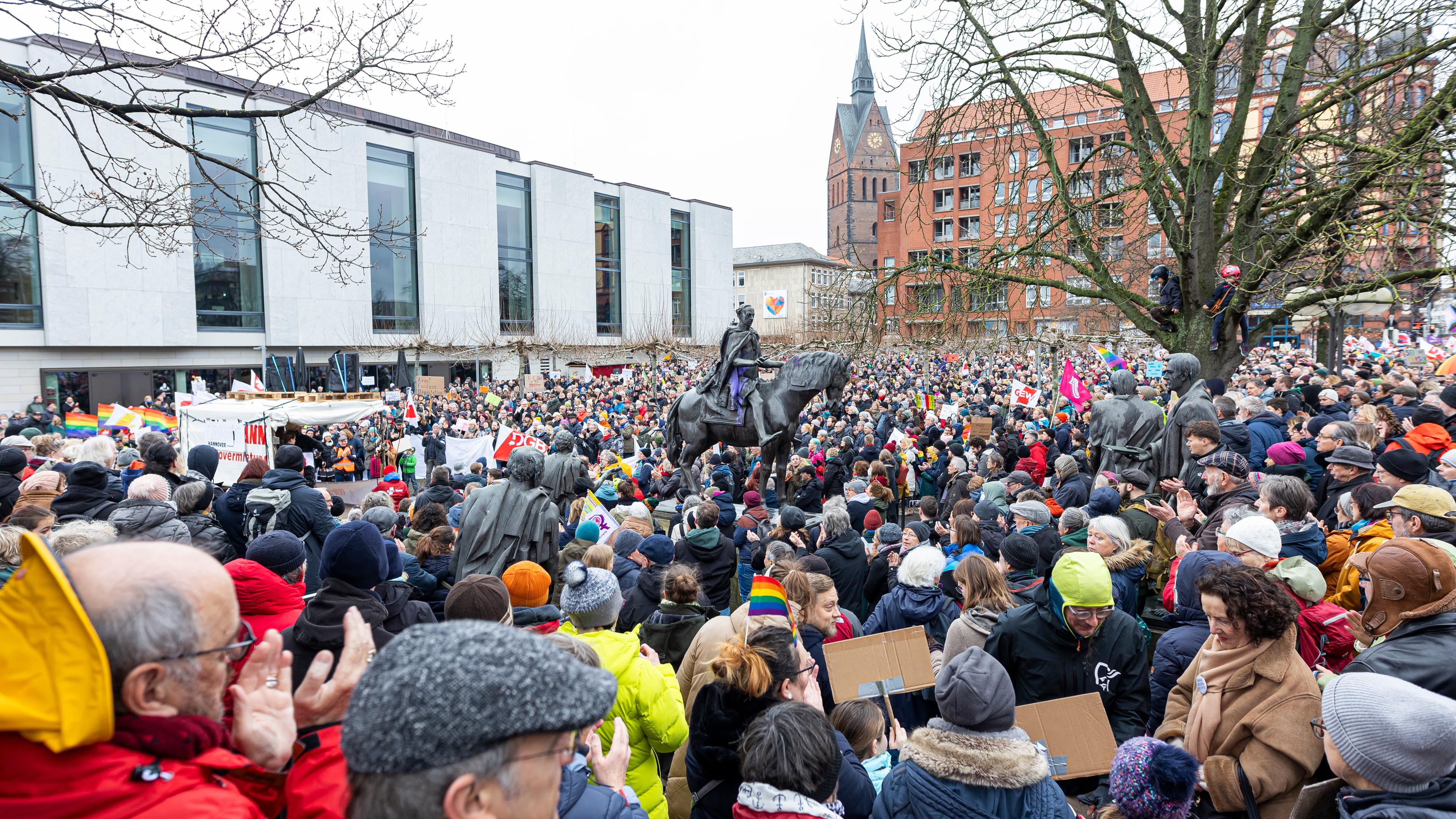 Berlin: Mehr Als 150.000 Bei Demo Gegen Rechtsextremismus - ZDFheute