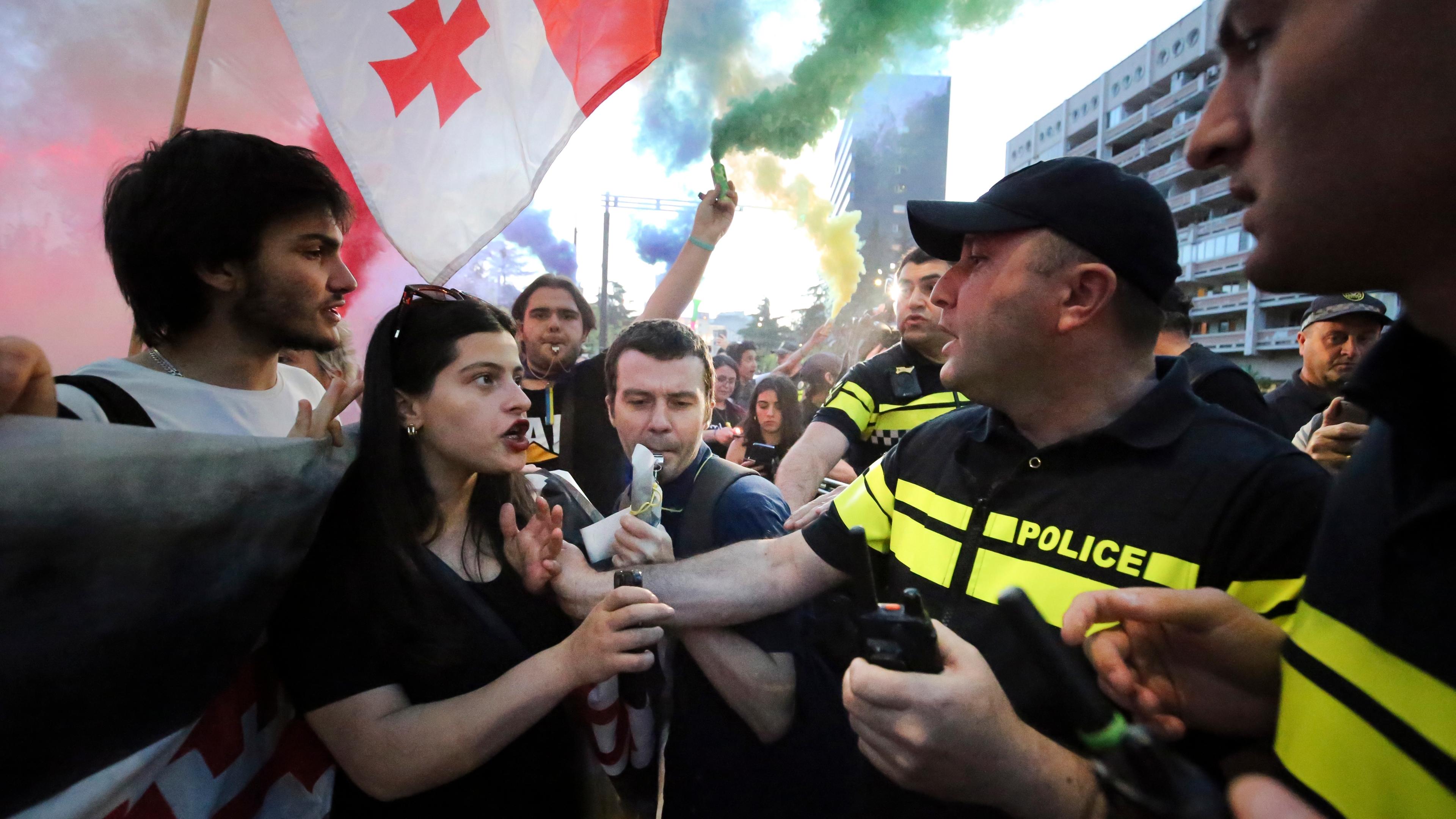 Georgien: Über 60 Festnahmen Bei Massenprotesten - ZDFheute