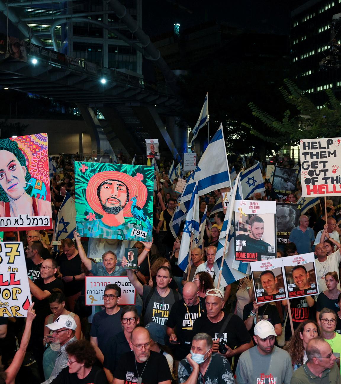 Menschen nehmen in einer Groß-demonstration in Tel Aviv teil. 