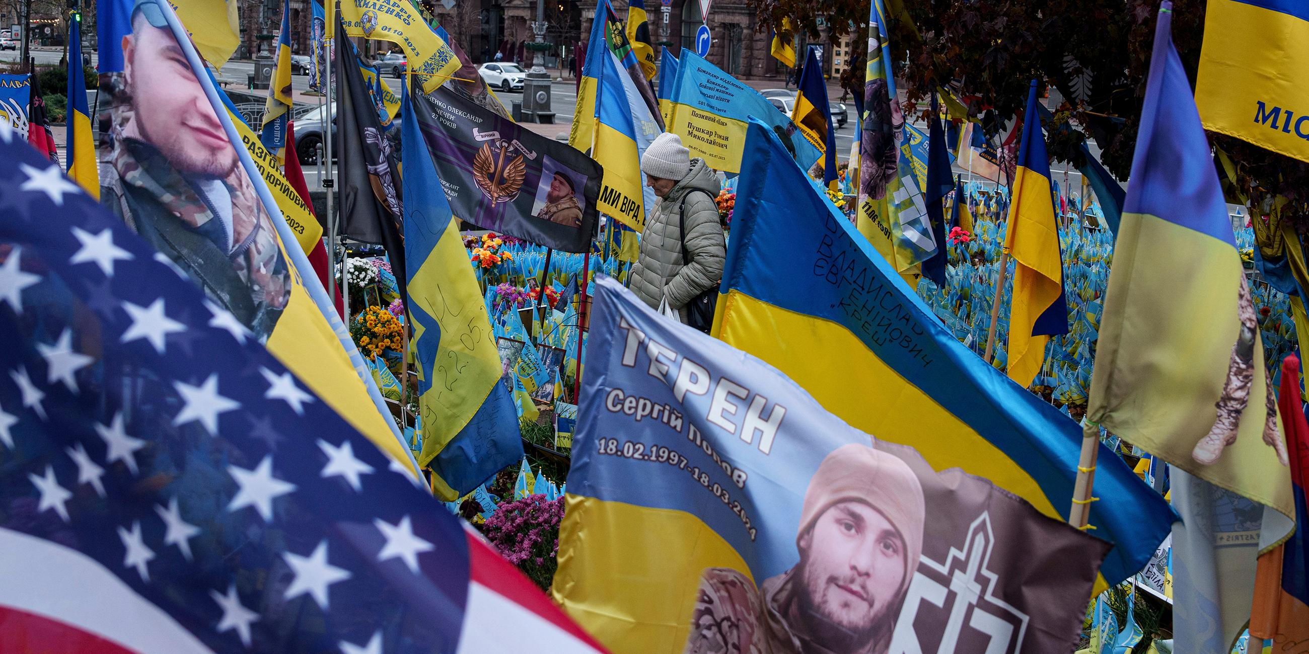 Eine Frau betrachtet Fotos an einem Denkmal für gefallene ukrainische Soldaten auf dem Unabhängigkeitsplatz in Kiew, Ukraine, Mittwoch, 6. 11. 2024.