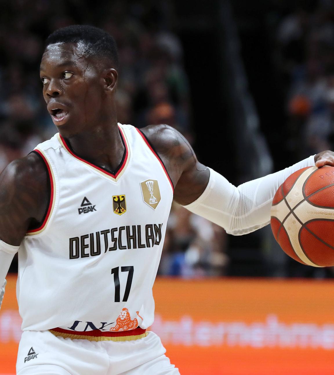 Der zweite deutsche Fahnenträger ist Basketball-Star Dennis Schröder: Der 30-Jährige führte das DBB-Team als Kapitän zum WM-Titel 2023.