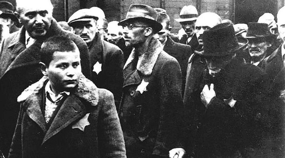 "Die Wahrheit über den Holocaust": Deportierte Juden tragen bei ihrer Ankunft im Konzentrationslager Auschwitz gelbe Sterne an ihren Mänteln (Foto aus dem Mai 1944).