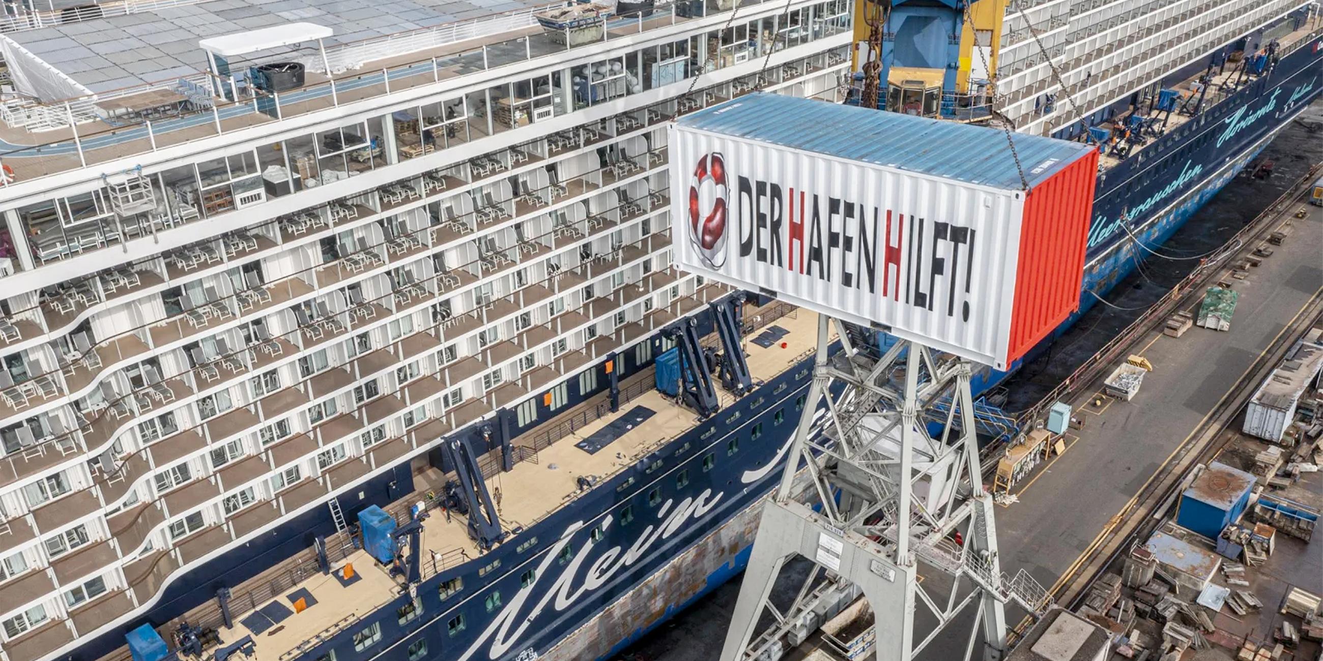 Verein "Der Hafen hilft" holt Möbelspenden von Kreuzfahrtschiff