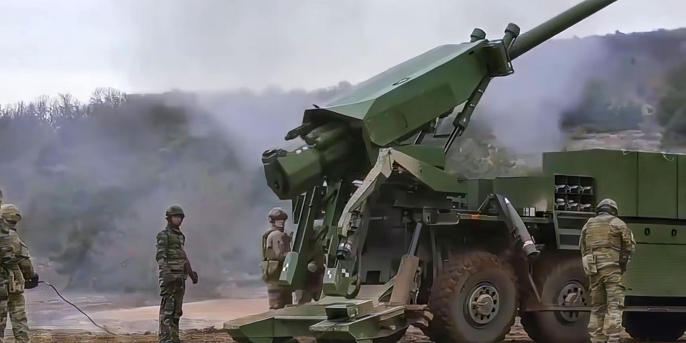 Ein Flugabwehrpanzer steht im Rauch einer abgeschossenen Rakete, daneben stehen mehrere Soldaten.