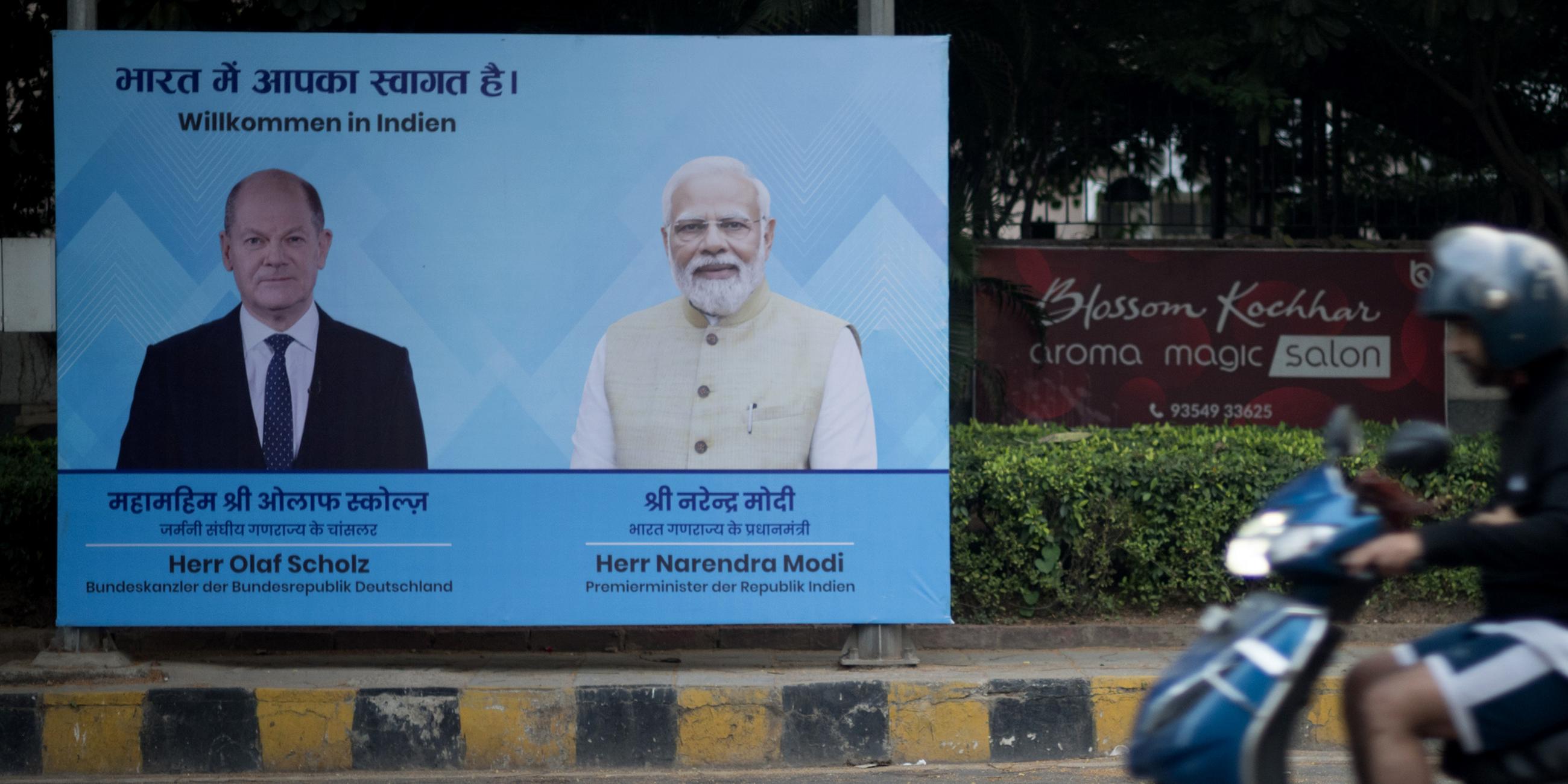  Ein Schild mit dem Bild von Bundeskanzler Scholz und dem indischen Premierminister Modi sowie dem Satz ·Willkommen in Indien· steht vor den deutsch-indischen Regierungskonsultationen vor dem Eingang an einer Straße in Neu Delhi, Indien am 24.10.2024