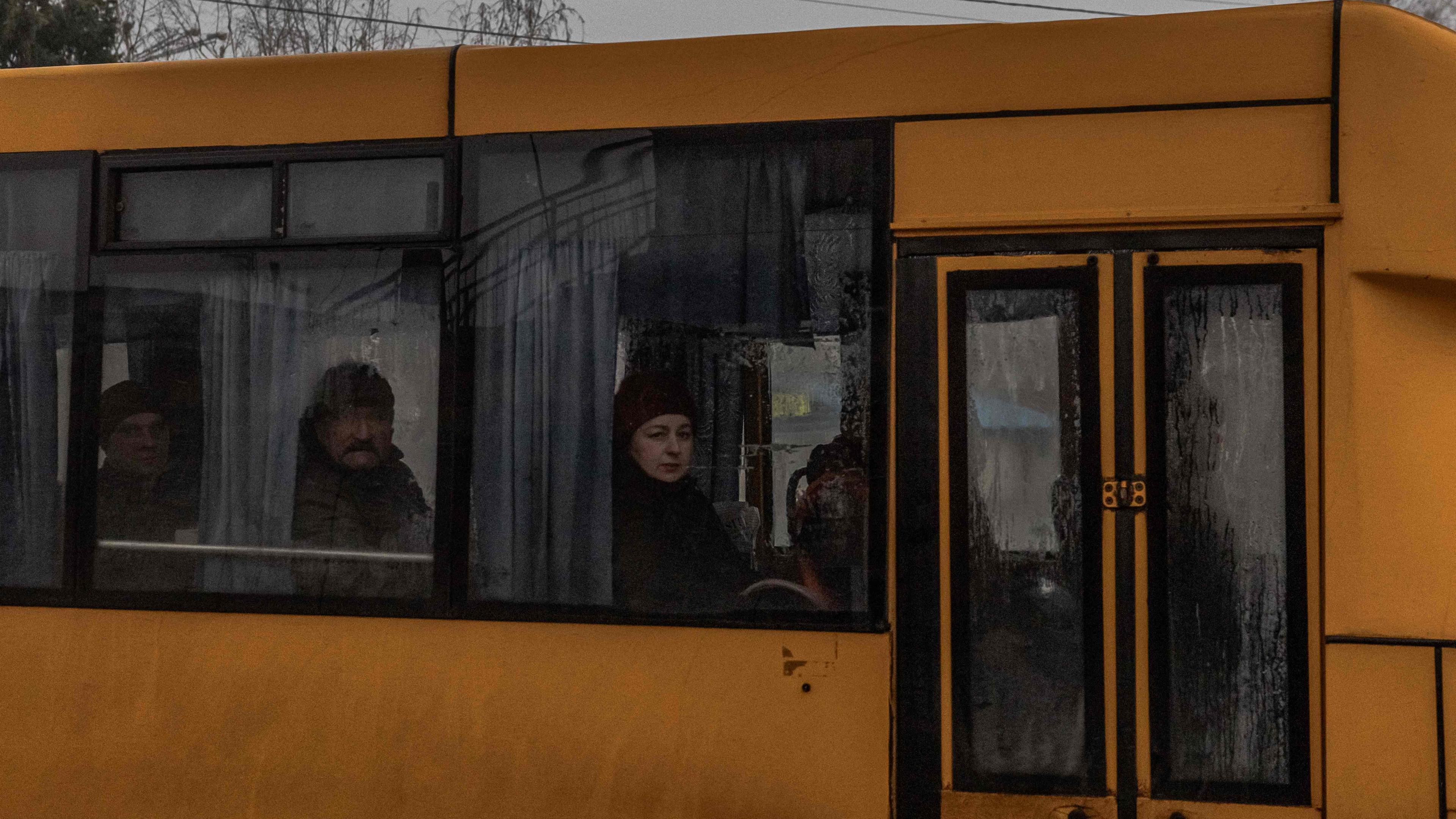 Menschen in einem Bus in Donetsk-Region