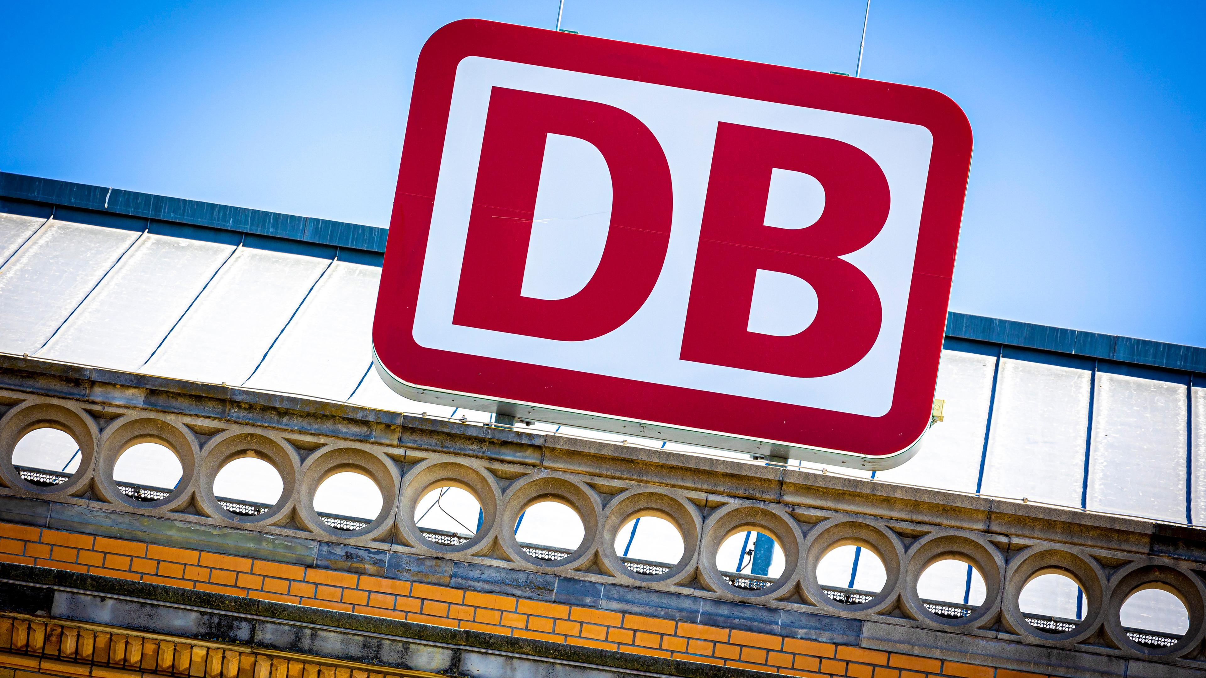 Das Logo der Deutschen Bahn am Hauptbahnhof