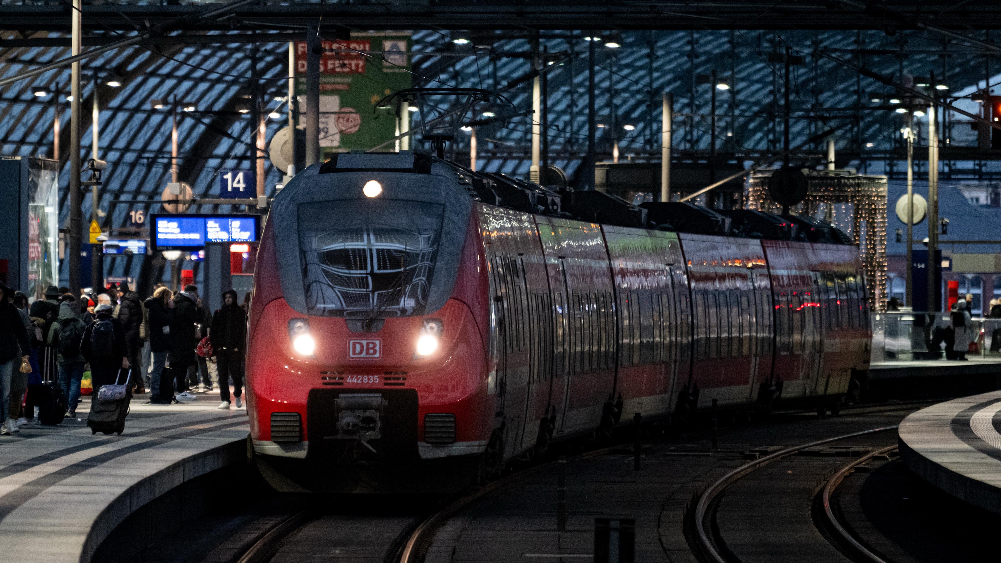 Zug fährt aus Bahnhof 