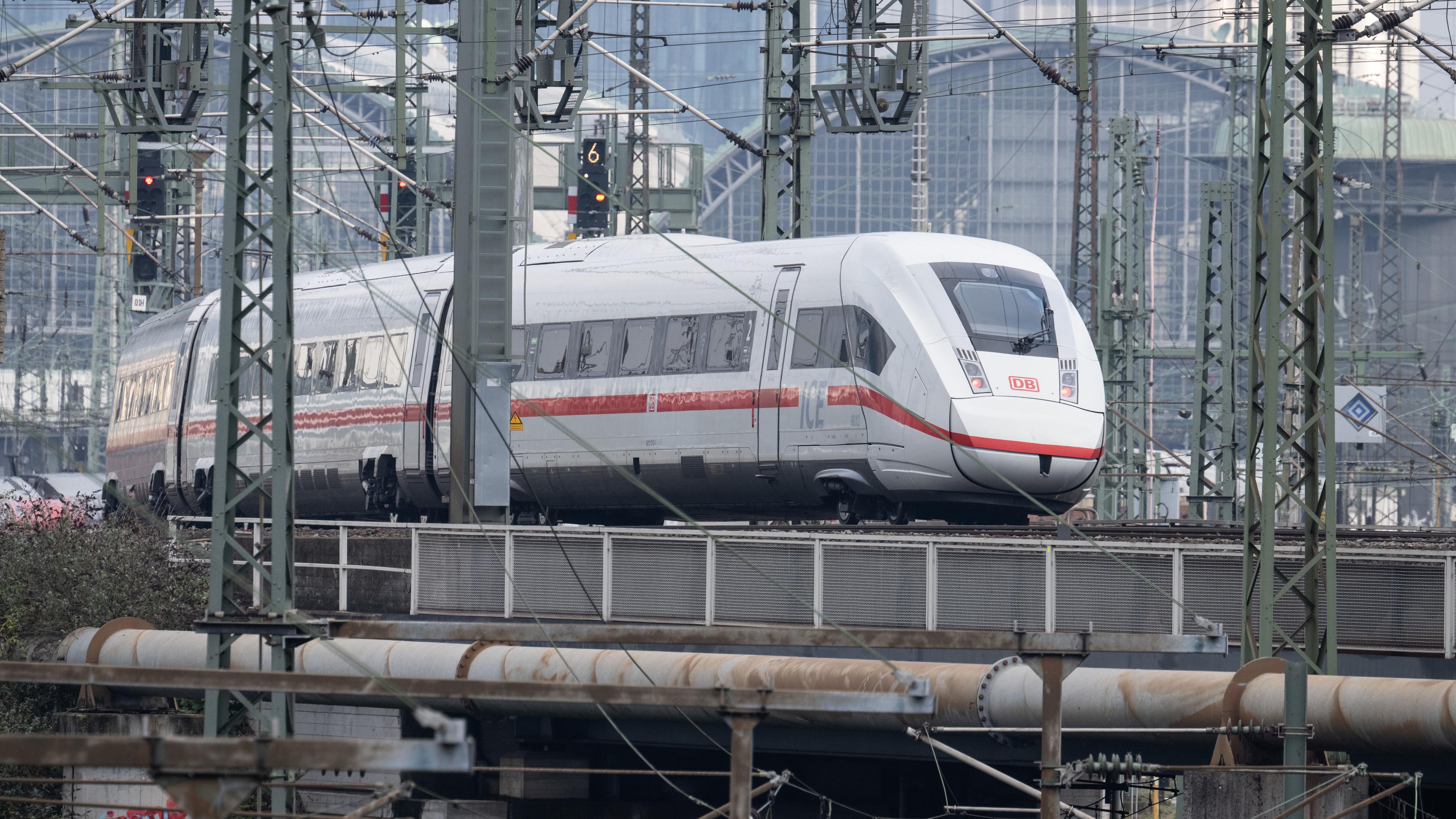 Ein ICE der Bahn fährt in den Frankfurter Hauptbahnhof ein. 