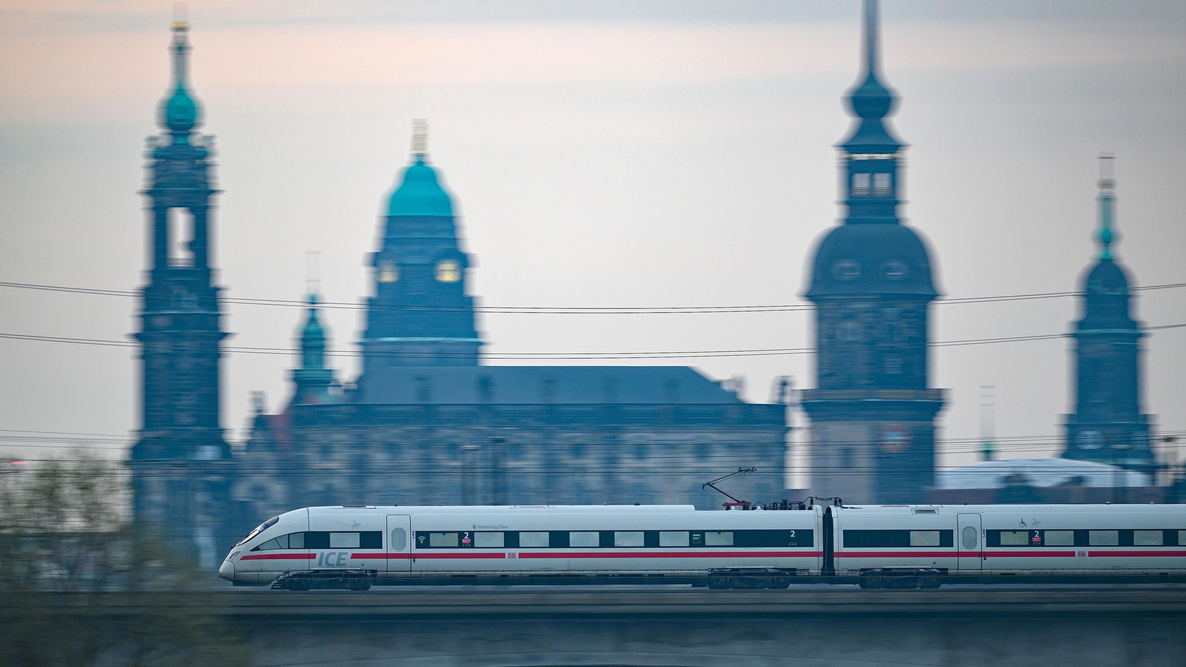 Ein ICE der Deutschen Bahn fährt am Morgen vor der Altstadtkulisse über die Marienbrücke