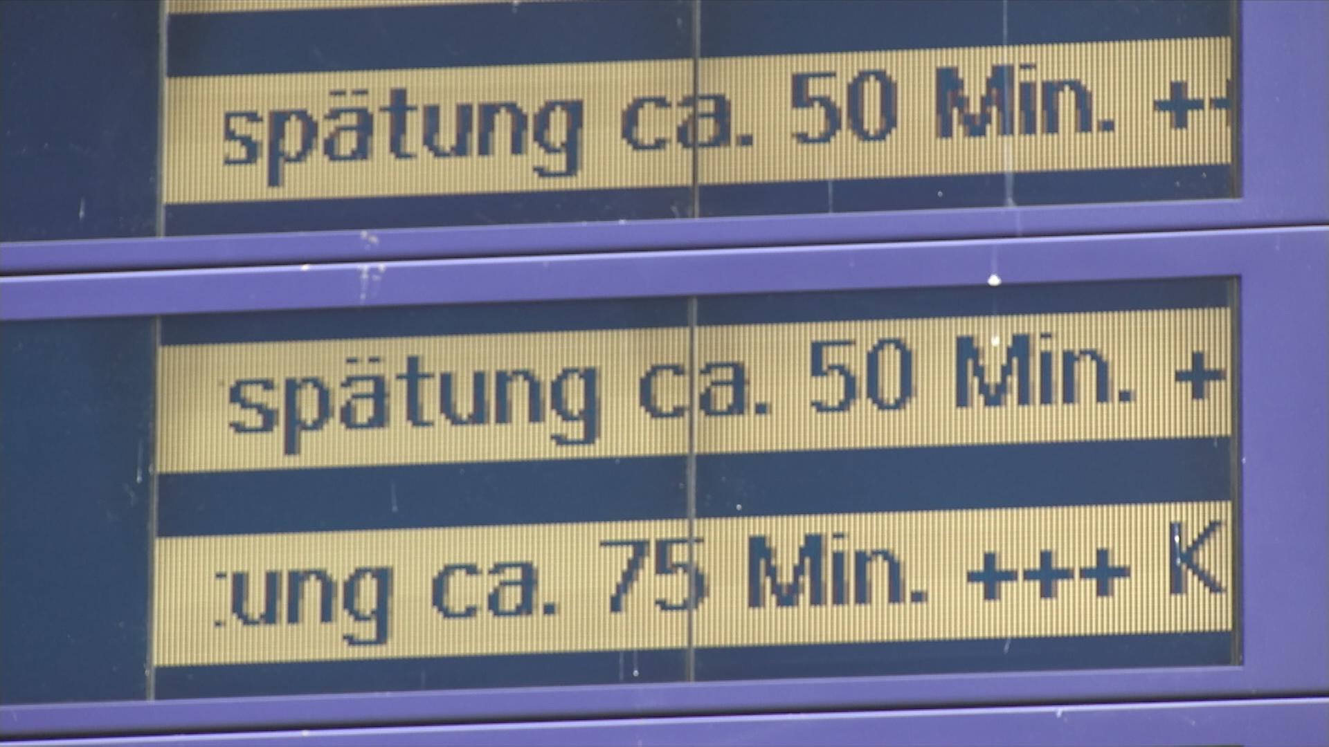 Anzeigetafel der Deutschen Bahn mit Angaben zu Verspätungen