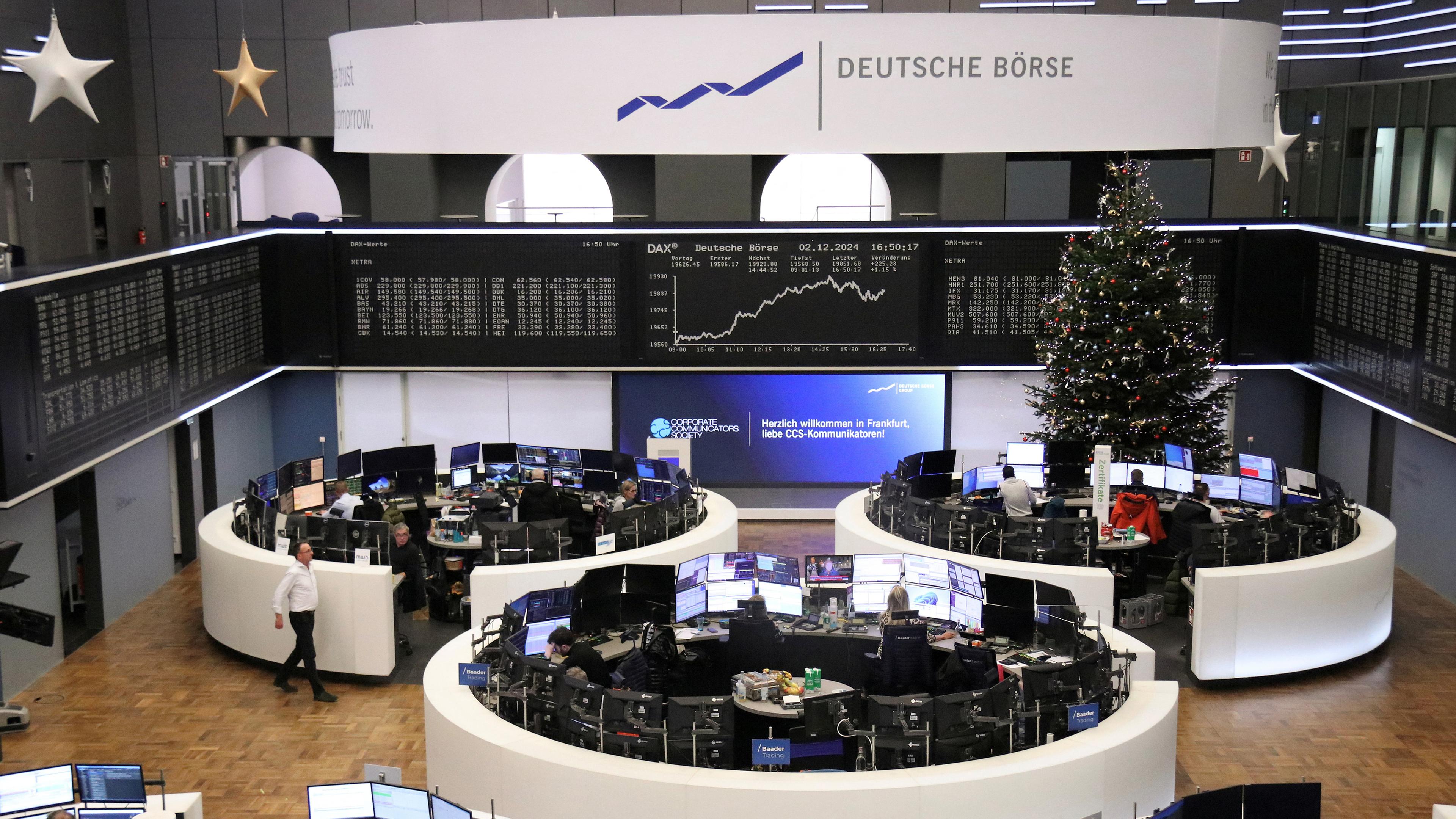 Das Diagramm des deutschen Aktienindex DAX ist an der Börse in Frankfurt abgebildet, aufgenommen am 02.12.2024