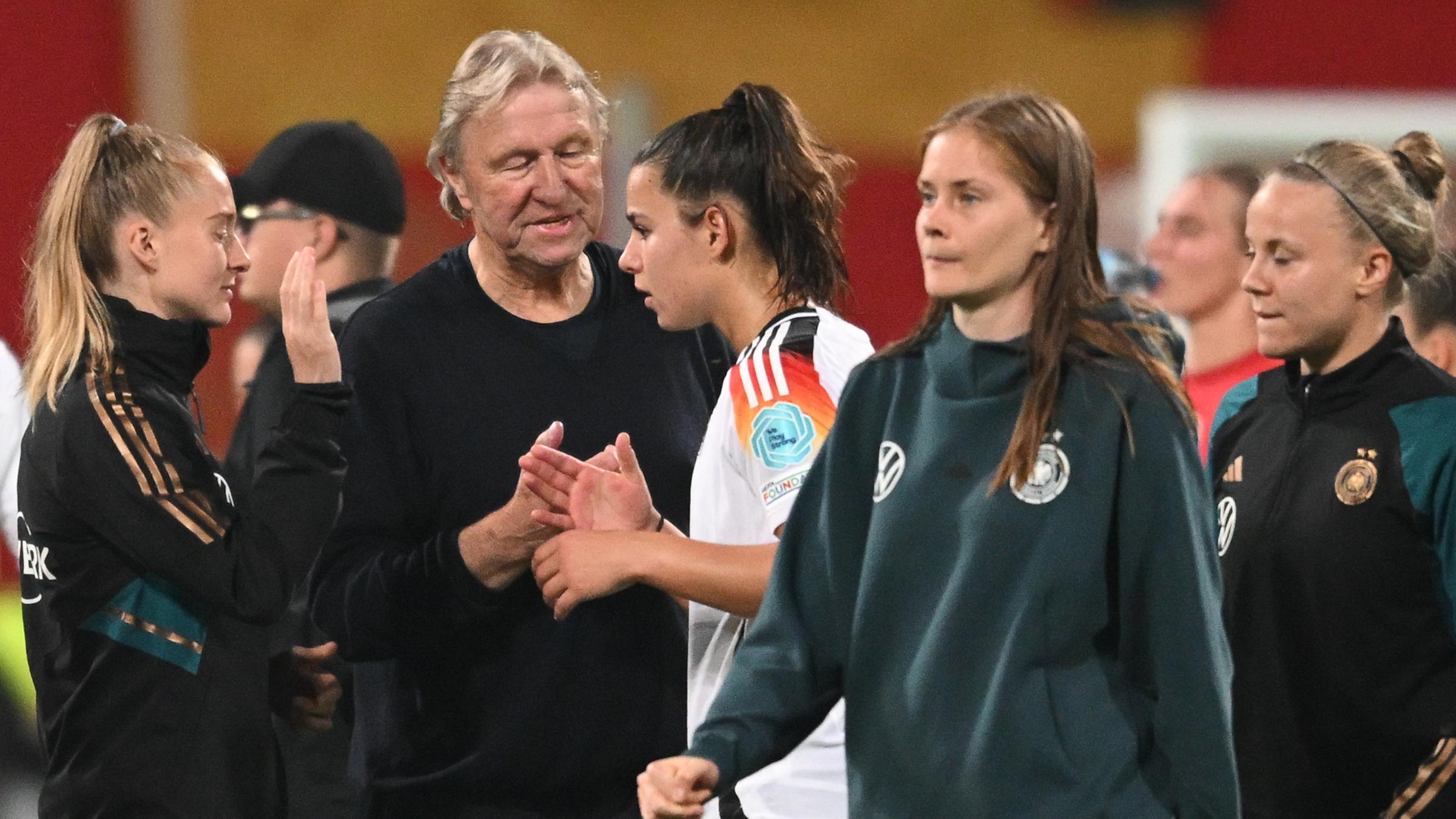 Archiv: Horst Hrubesch, Bundestrainer der Frauen-Nationalmannschaft, spricht mit Lena Oberdorf. 