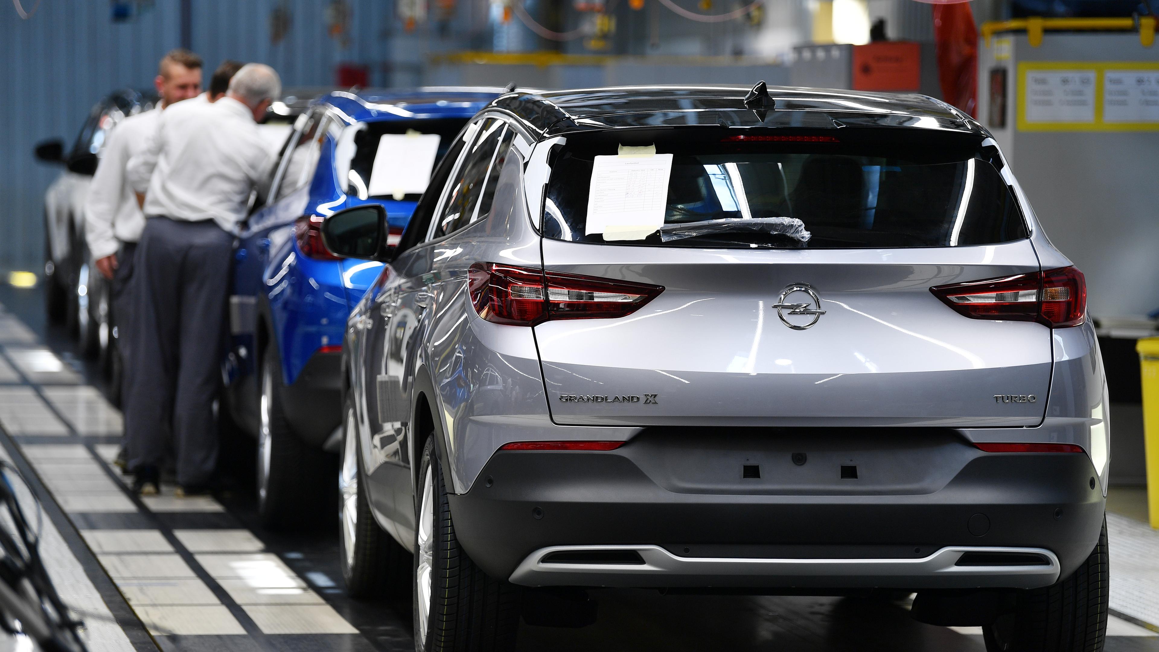 Thueringen, Eisenach: Der SUV «Grandland x» wird im Opel-Werk Eisenach montiert. 