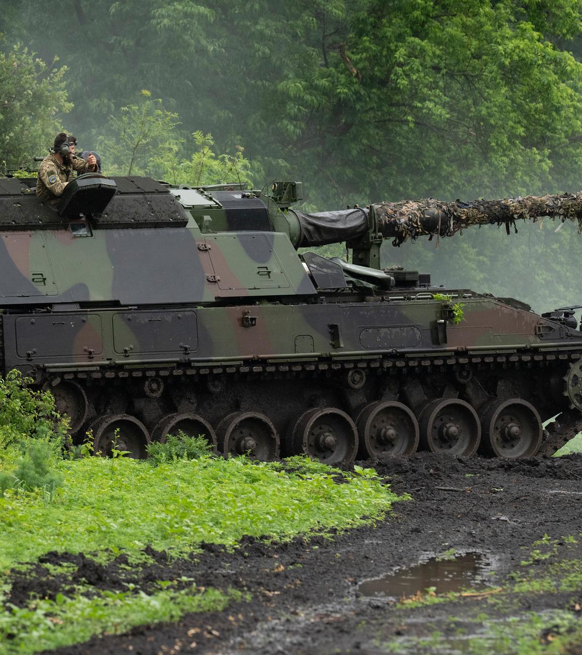 Ukraine, Bachmut: Eine deutsche Panzerhaubitze 2000 (PzH 2000) der ukrainischen Armee steht an der Frontlinie in der Nähe von Bachmut.