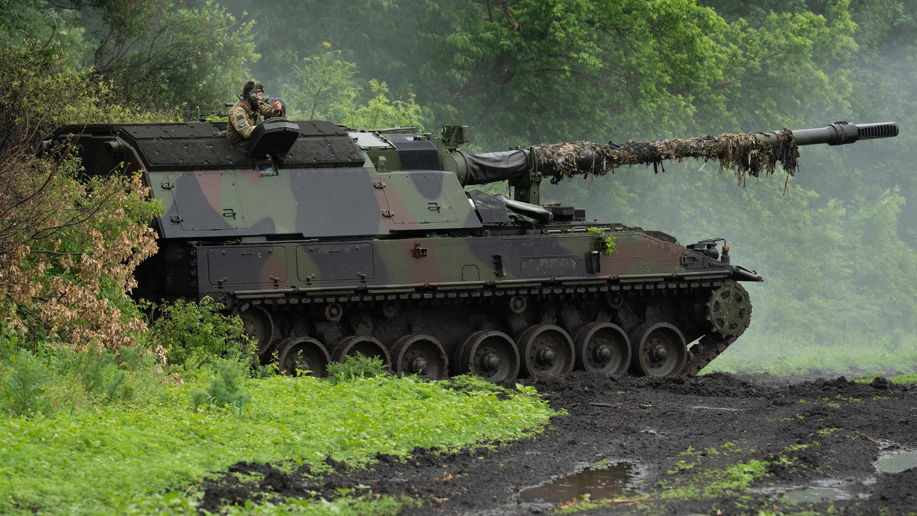 Ukraine, Bachmut: Eine deutsche Panzerhaubitze 2000 (PzH 2000) der ukrainischen Armee steht an der Frontlinie in der Nähe von Bachmut.