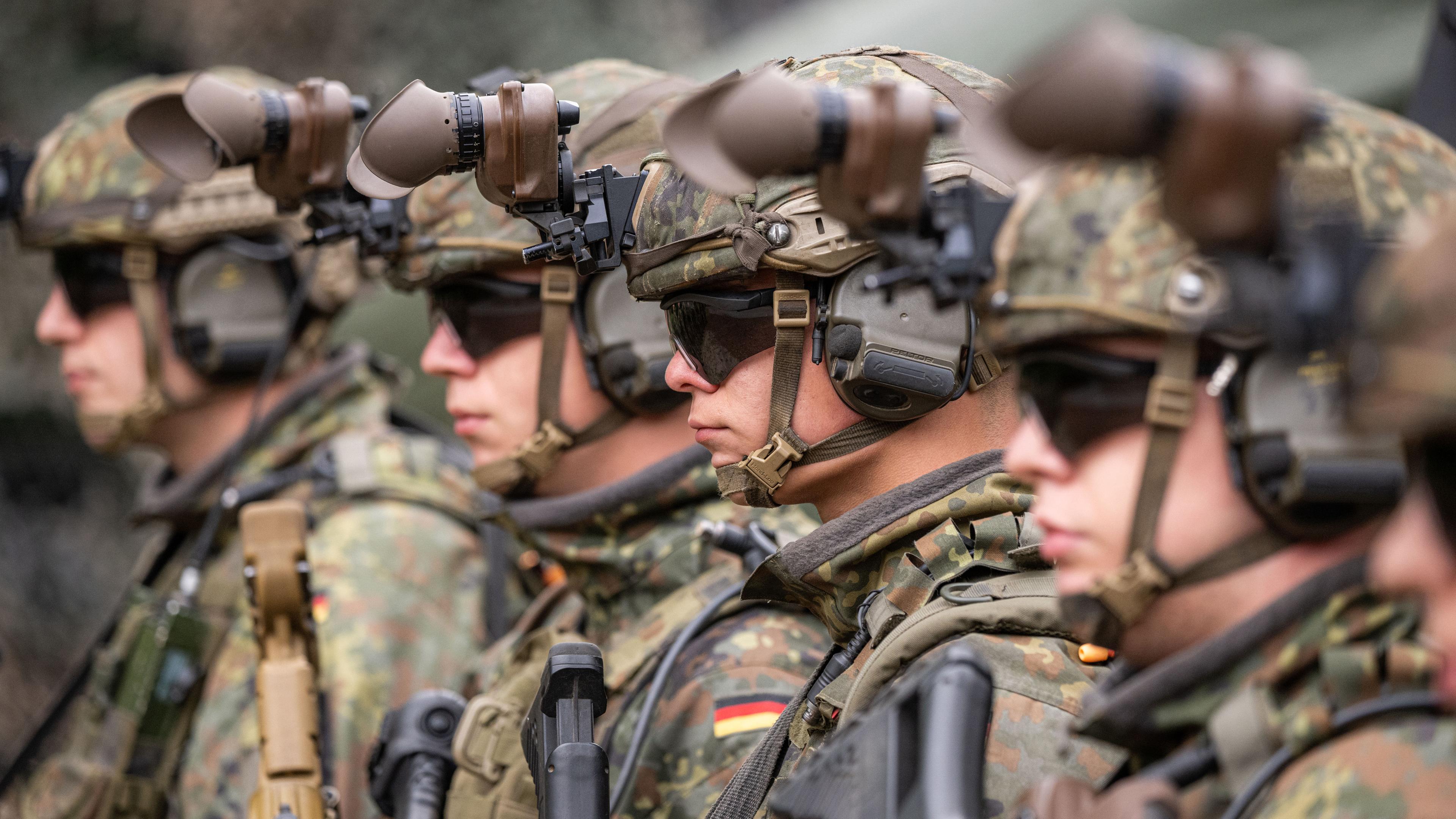 Bewaffnete Grenadiere im Ausrüstungszustand stehen auf dem Bundeswehrgelände. Am 11.07.2022 in Niedersachsen, Munste