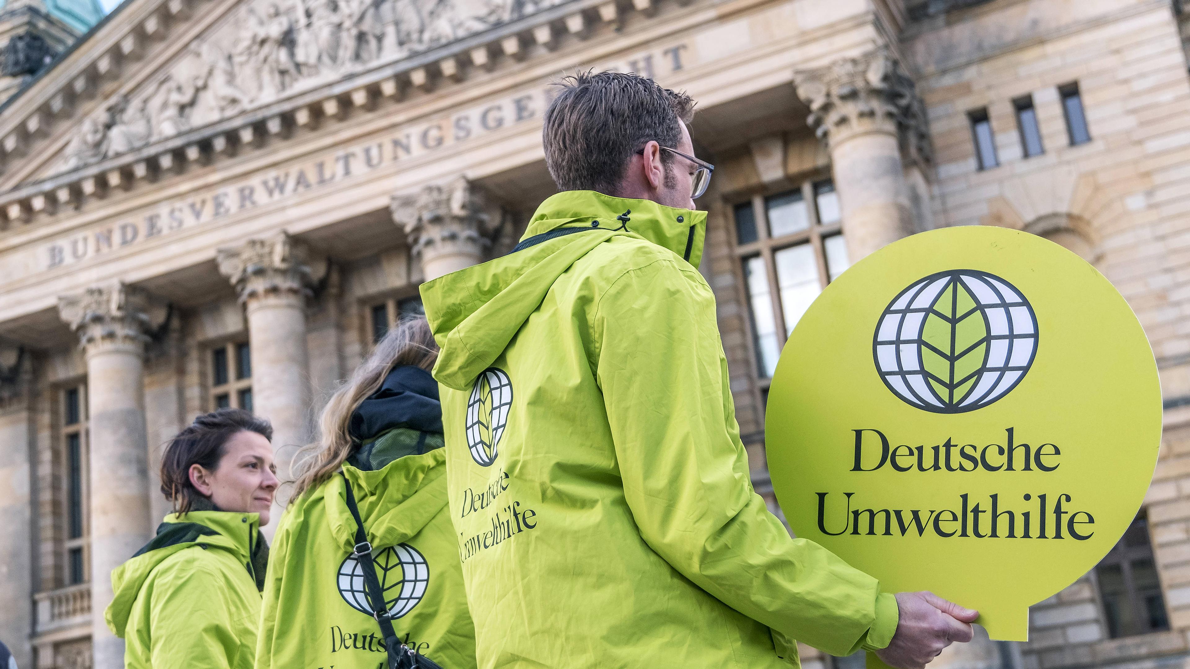 Archiv: Mitglider der DUH (Deutsche Umwelthilfe) stehen vor dem Gebäude des Bundesverwaltungsgerichts