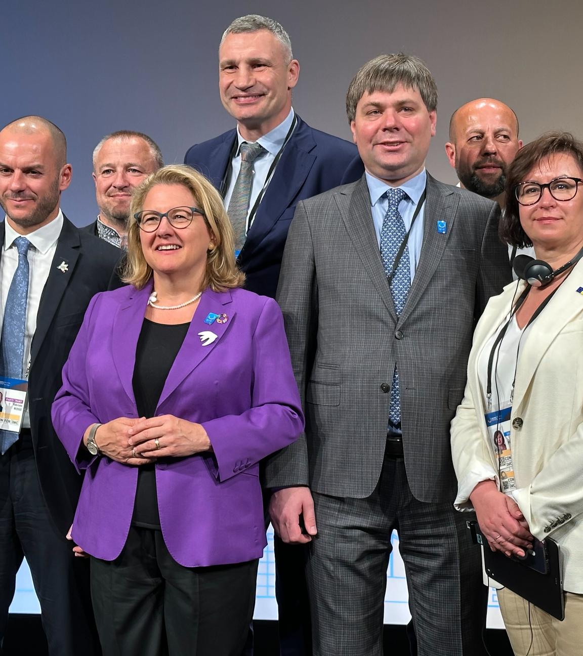  Berlin: Vitali Klitschko (hinten Mitte), Bürgermeister von Kiew, und Svenja Schulze (SPD, vorne Mitte), Bundesministerin für wirtschaftliche Zusammenarbeit und Entwicklung, nehmen zusammen mit Bürgermeistern auf der Wiederaufbaukonferenz für die Ukraine an einer Veranstaltung für mehr Städtepartnerschaften mit der Ukraine teil.