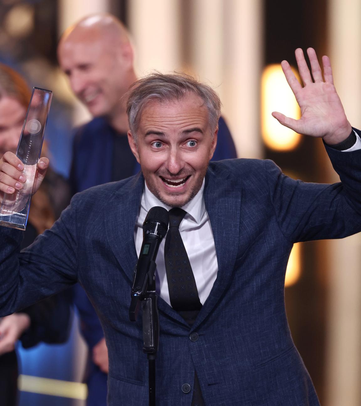 Nordrhein-Westfalen, Köln: Moderator Jan Böhmermann bekommt bei der Verleihung des Deutschen Fernsehpreises 2024 im Coloneum den Preis für die Beste Unterhaltung Show.