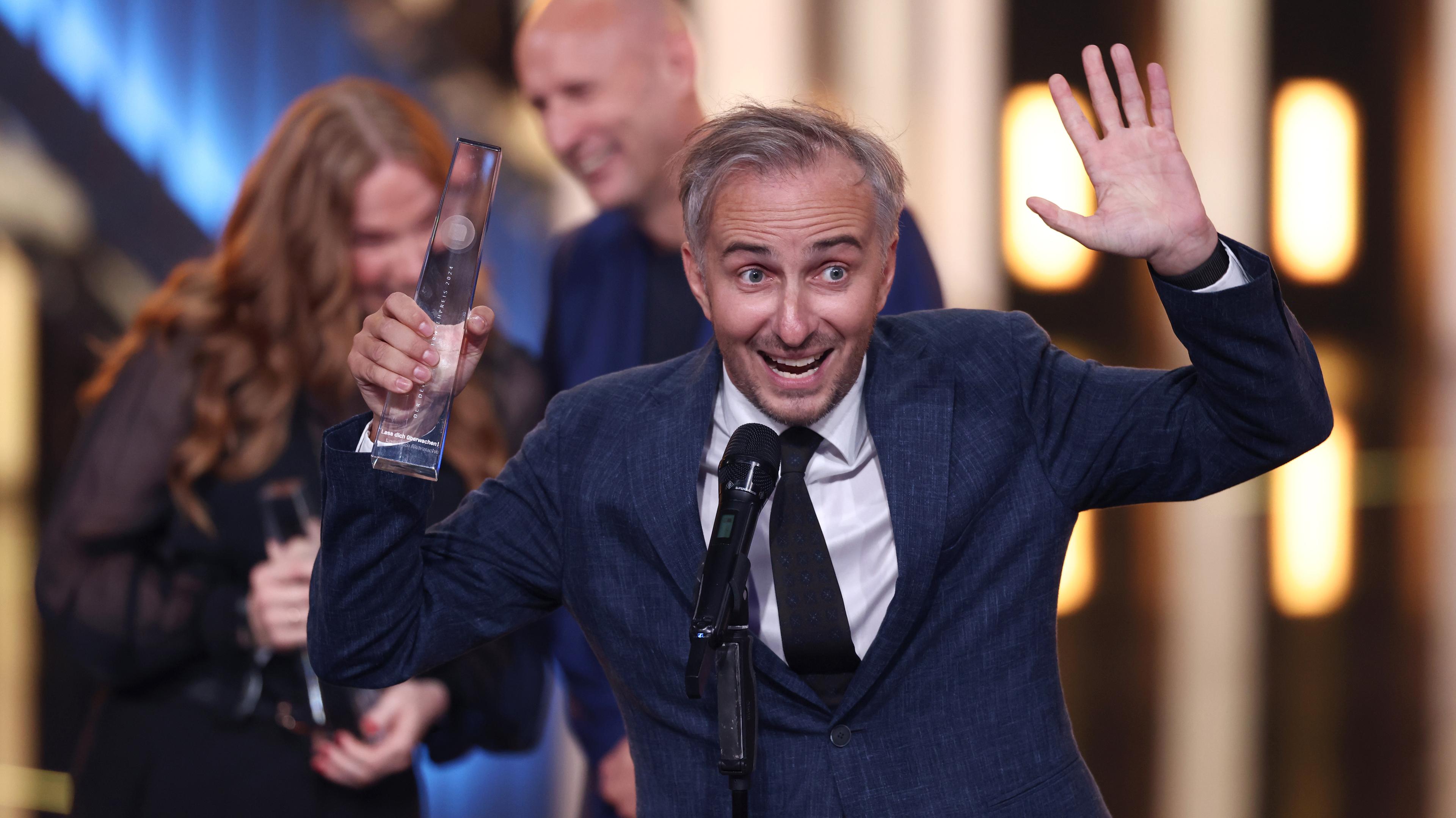 Nordrhein-Westfalen, Köln: Moderator Jan Böhmermann bekommt bei der Verleihung des Deutschen Fernsehpreises 2024 im Coloneum den Preis für die Beste Unterhaltung Show.