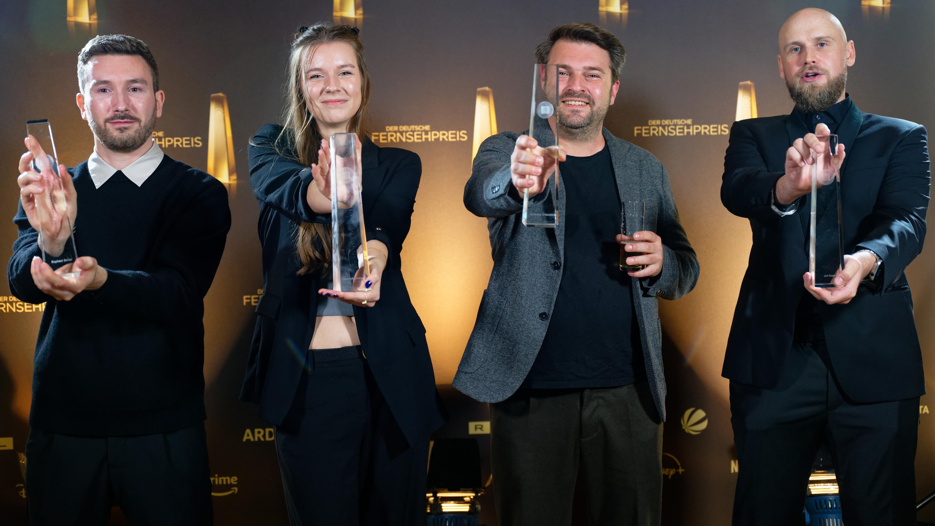 Die Autoren Raphael Selter (l-r), Henriette Johnson, Schlecky Silberstein und Jan Krebs freuten sich bei der Verleihung des Deutschen Fernsehpreises 2024 - Nacht der Kreativen über den Preis in der Kategrie "Bestes Buch Unterhaltung" für "Browser Ballett".