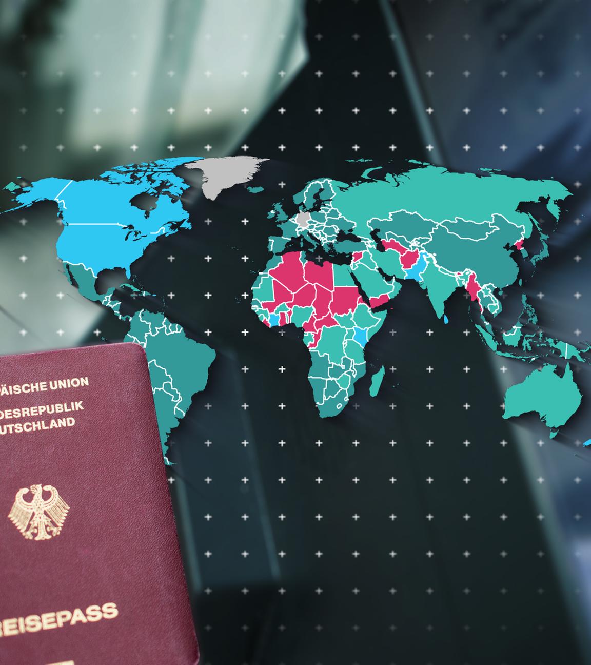 Eine Person hält einen deutschen Reisepass. Im Hintergrund ist eine Weltkarte zu sehen.
