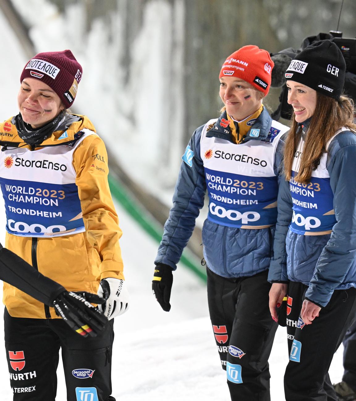 Selina Freitag (l-r), Agnes Reisch, Katharina Schmid und Juliane Seyfarth aus Deutschland reagieren im Schanzenauslauf. 