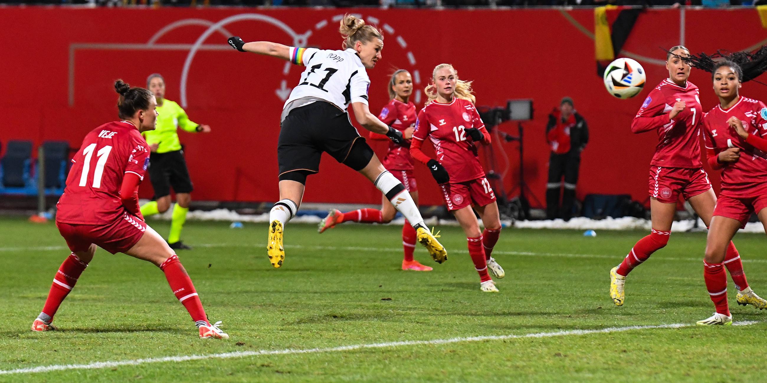 Deutschland - Dänemark: Alexandra Popp erzielt mit einem Kopfball das 1:0